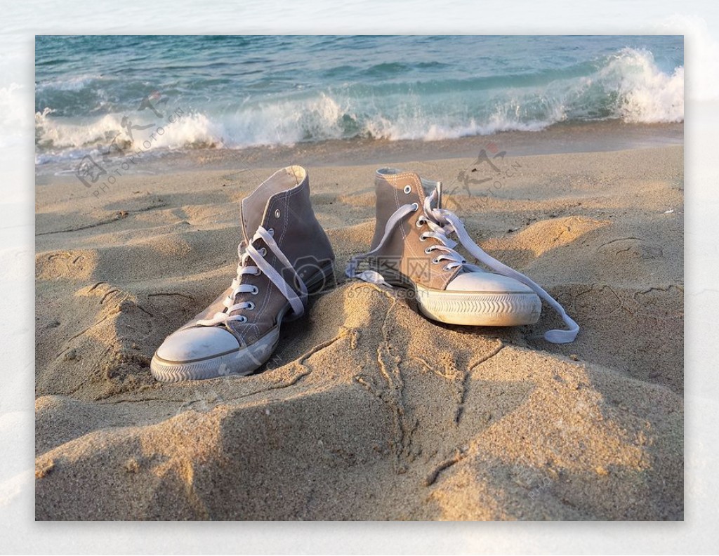 沙滩上的鞋子