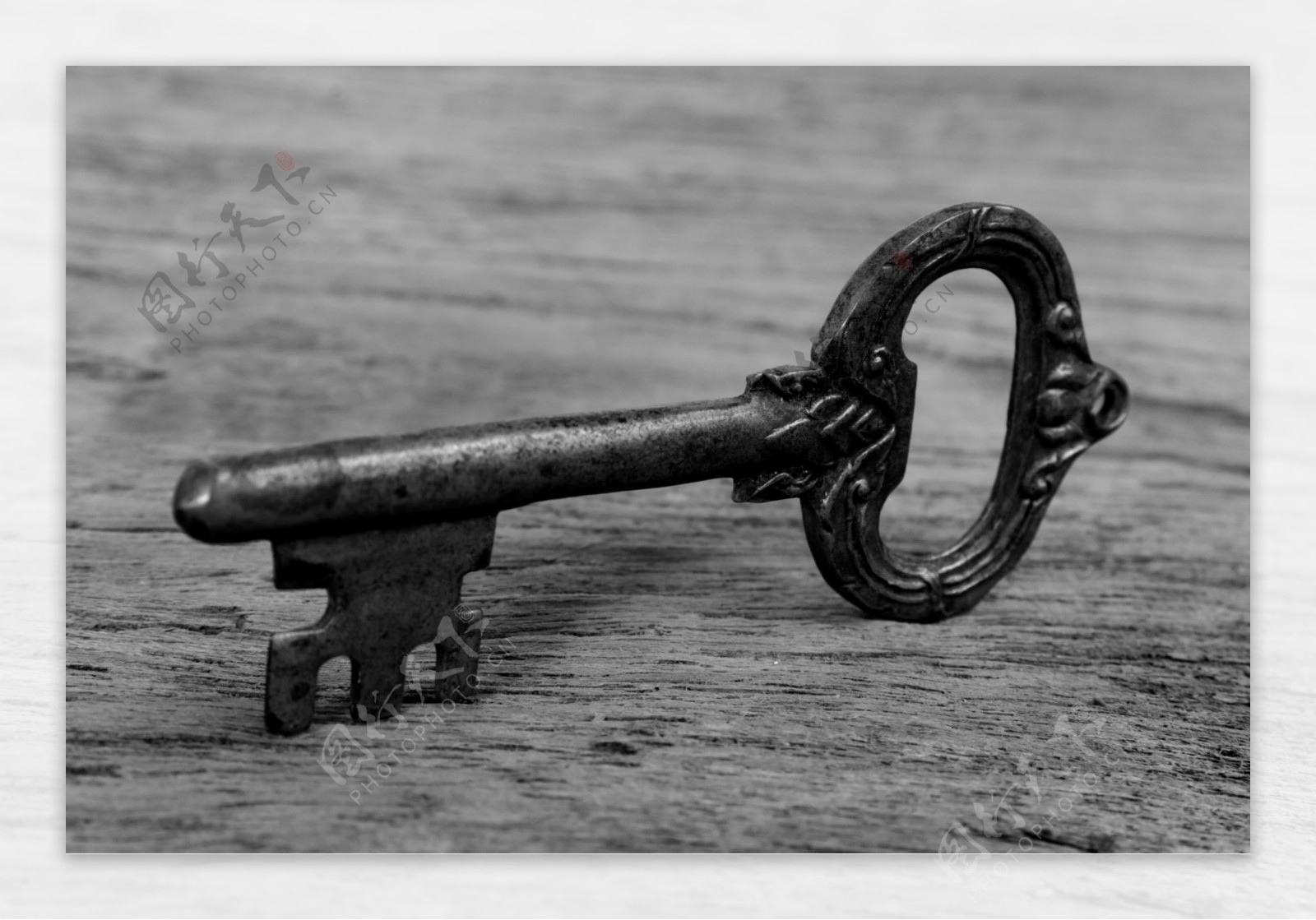 木板上一把复古钥匙图片