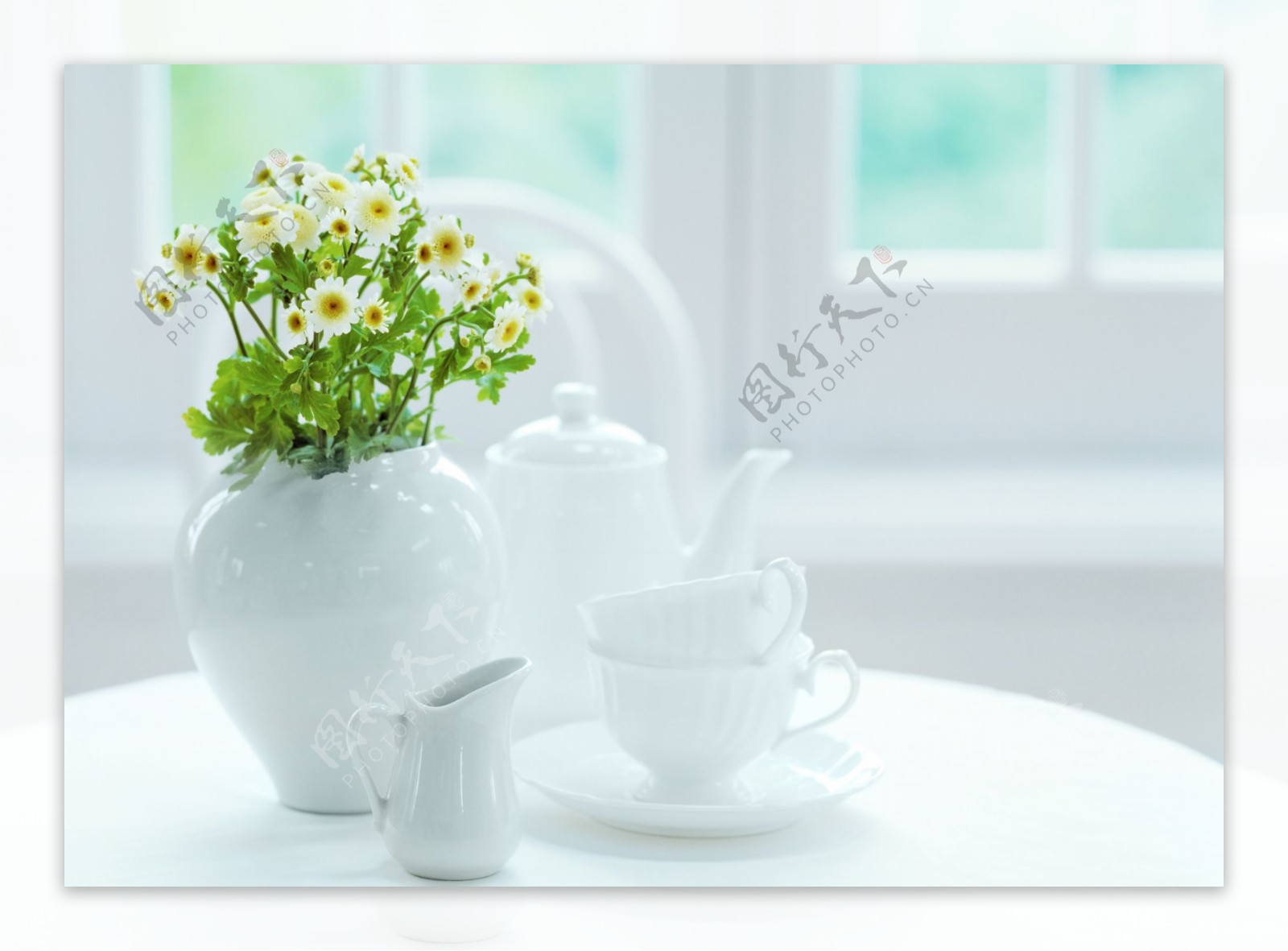 桌子上的花瓶茶具图片