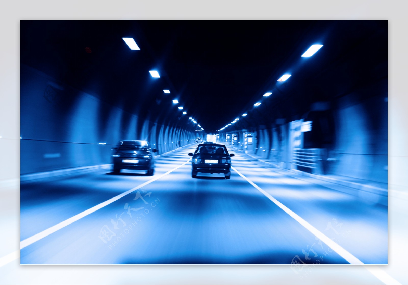 在隧道急速行驶的车辆图片