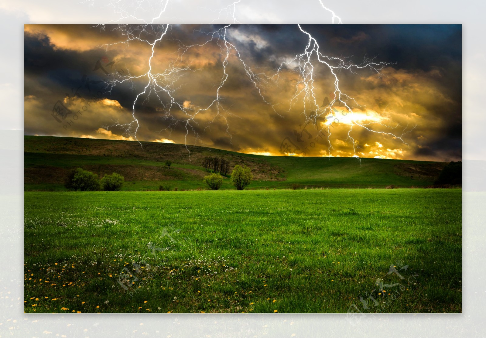 雷电与草原景色图片