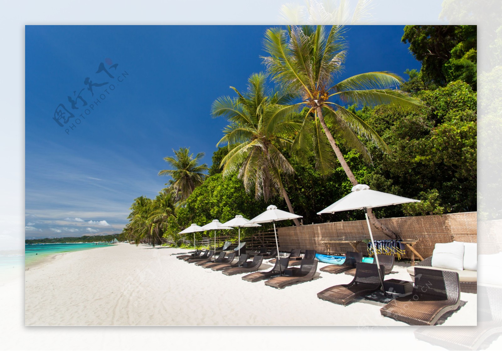 海边沙滩上的躺椅和遮阳伞图片
