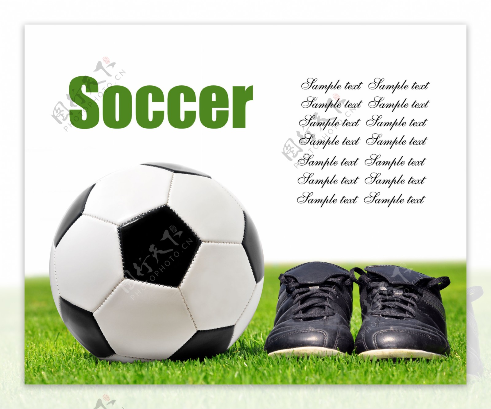 草地上的足球与足球鞋图片