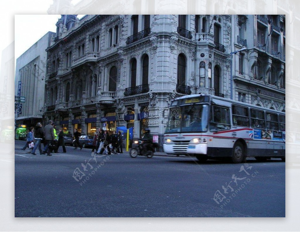 街道上的公交车