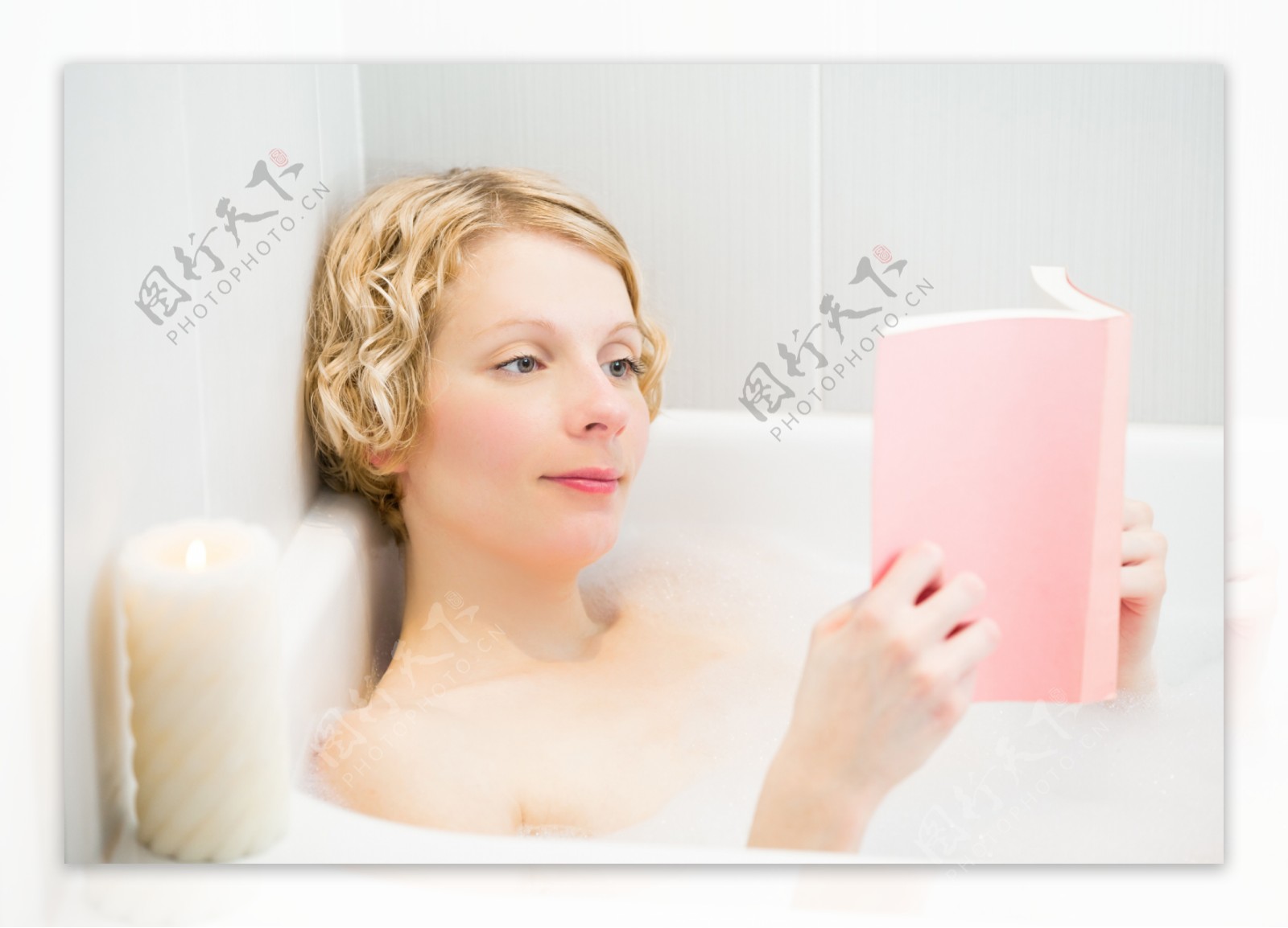 浴缸内泡澡的美女图片