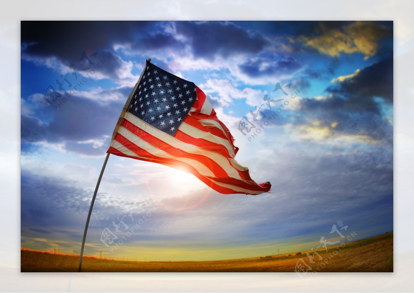 天空下的美国国旗图片