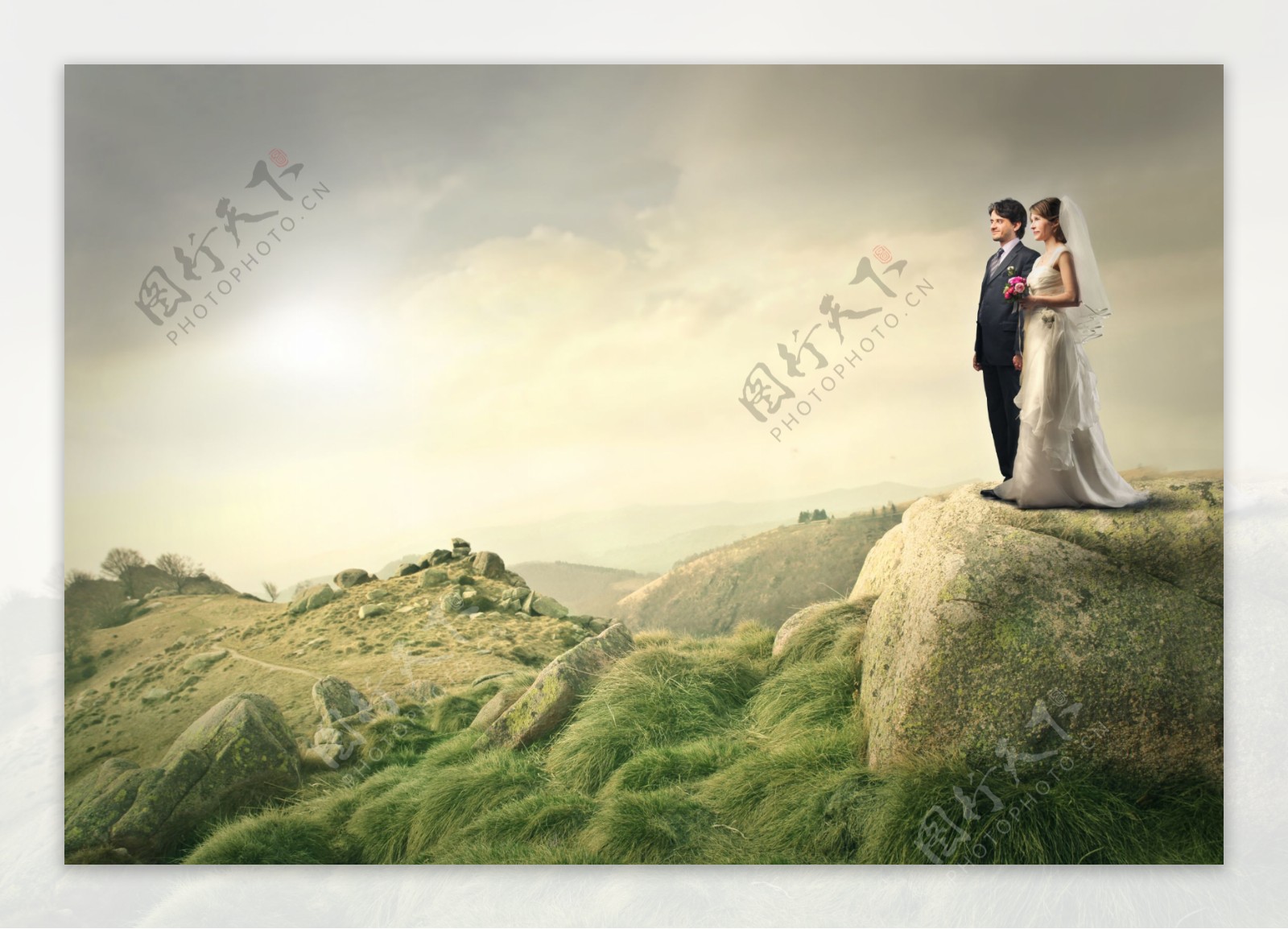 站在石头山上的新婚夫妇图片