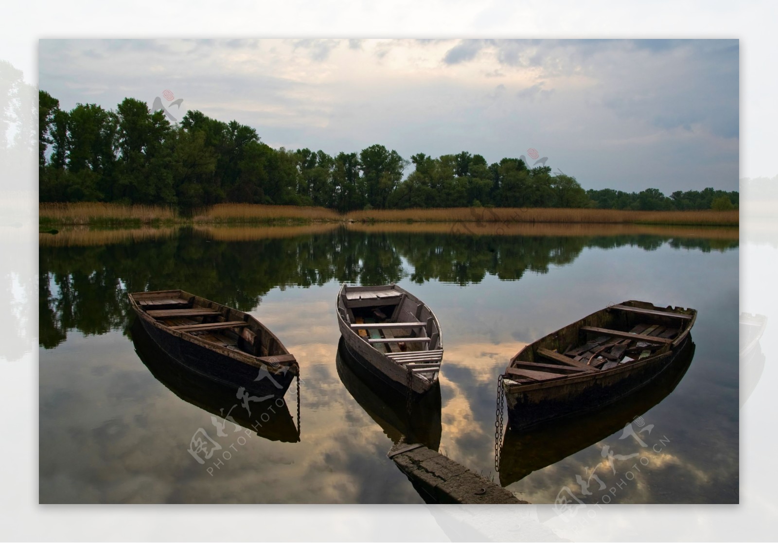 湖面上的木船图片