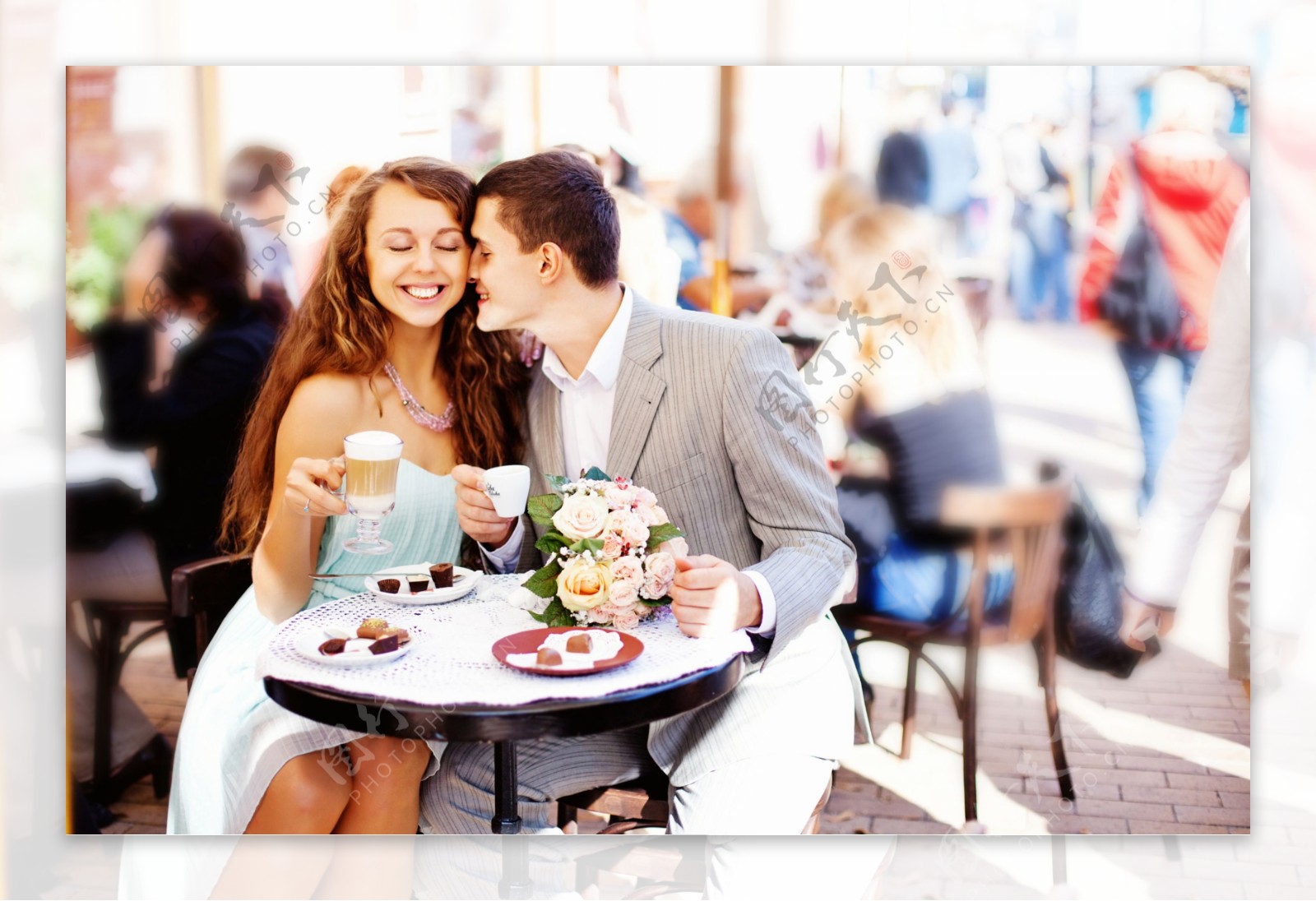 喝咖啡的幸福情侣图片