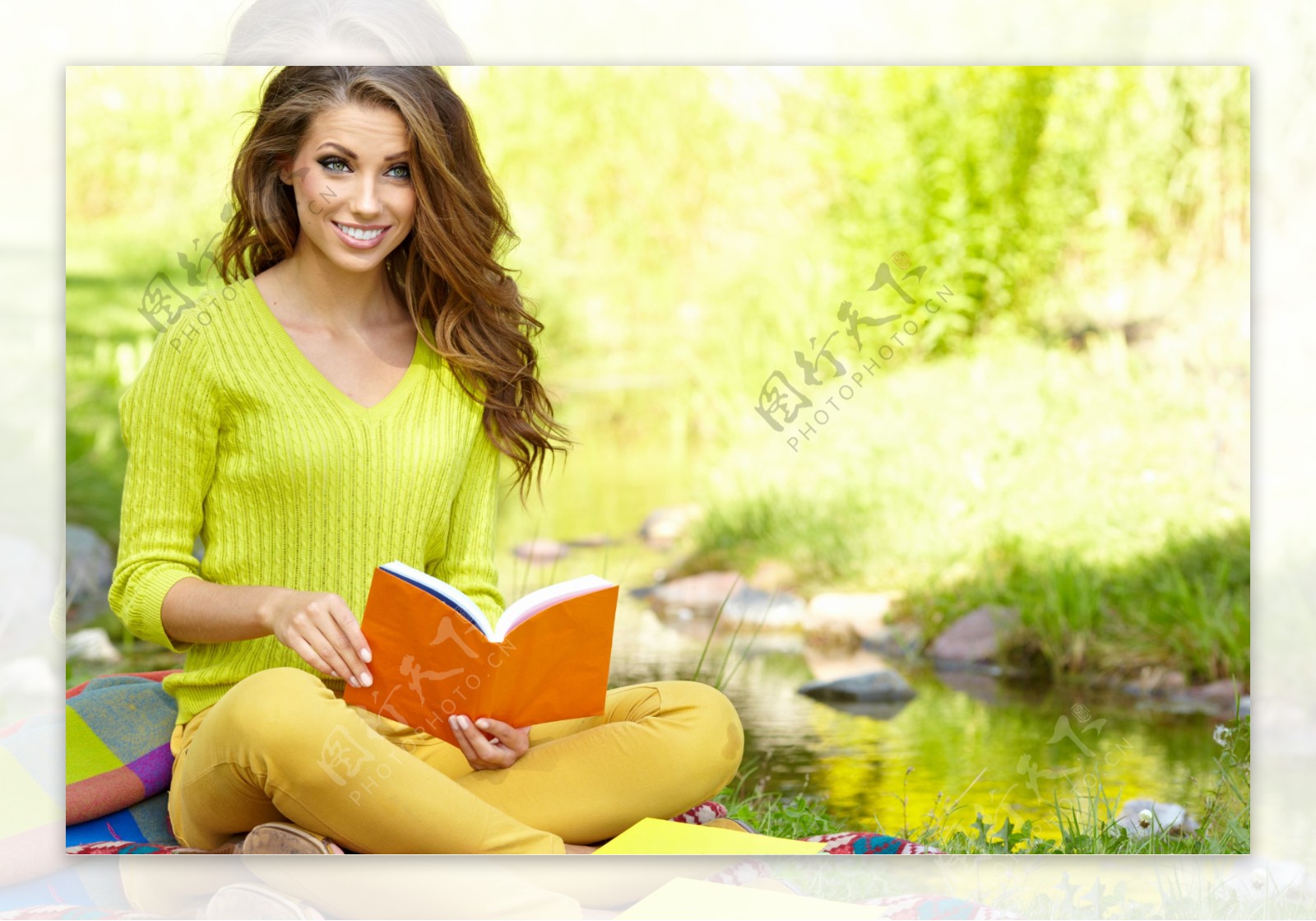 坐在河边看书的外国女人图片