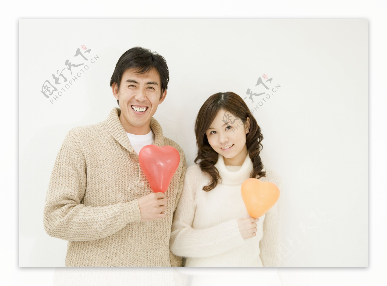 手拿气球的情侣图片图片