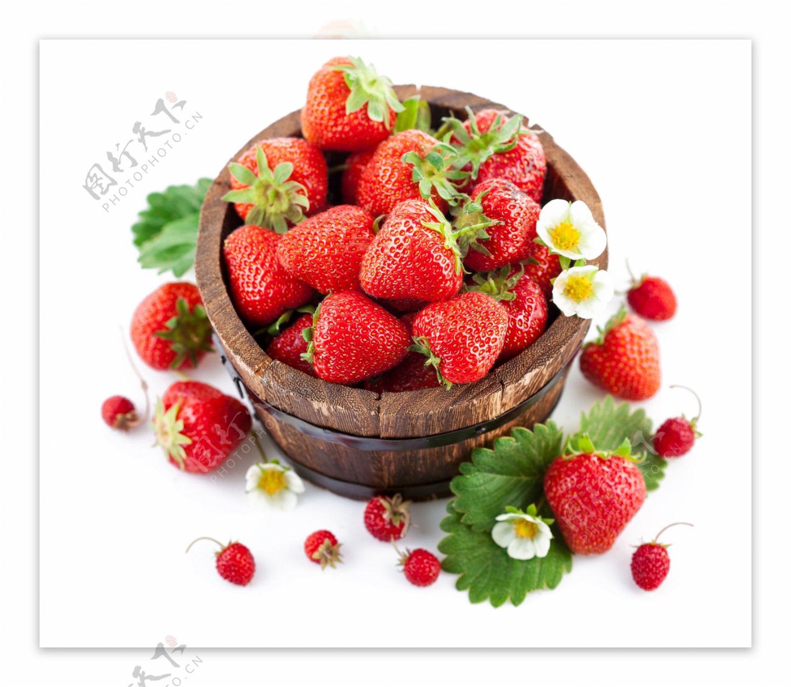 木桶里的草莓图片