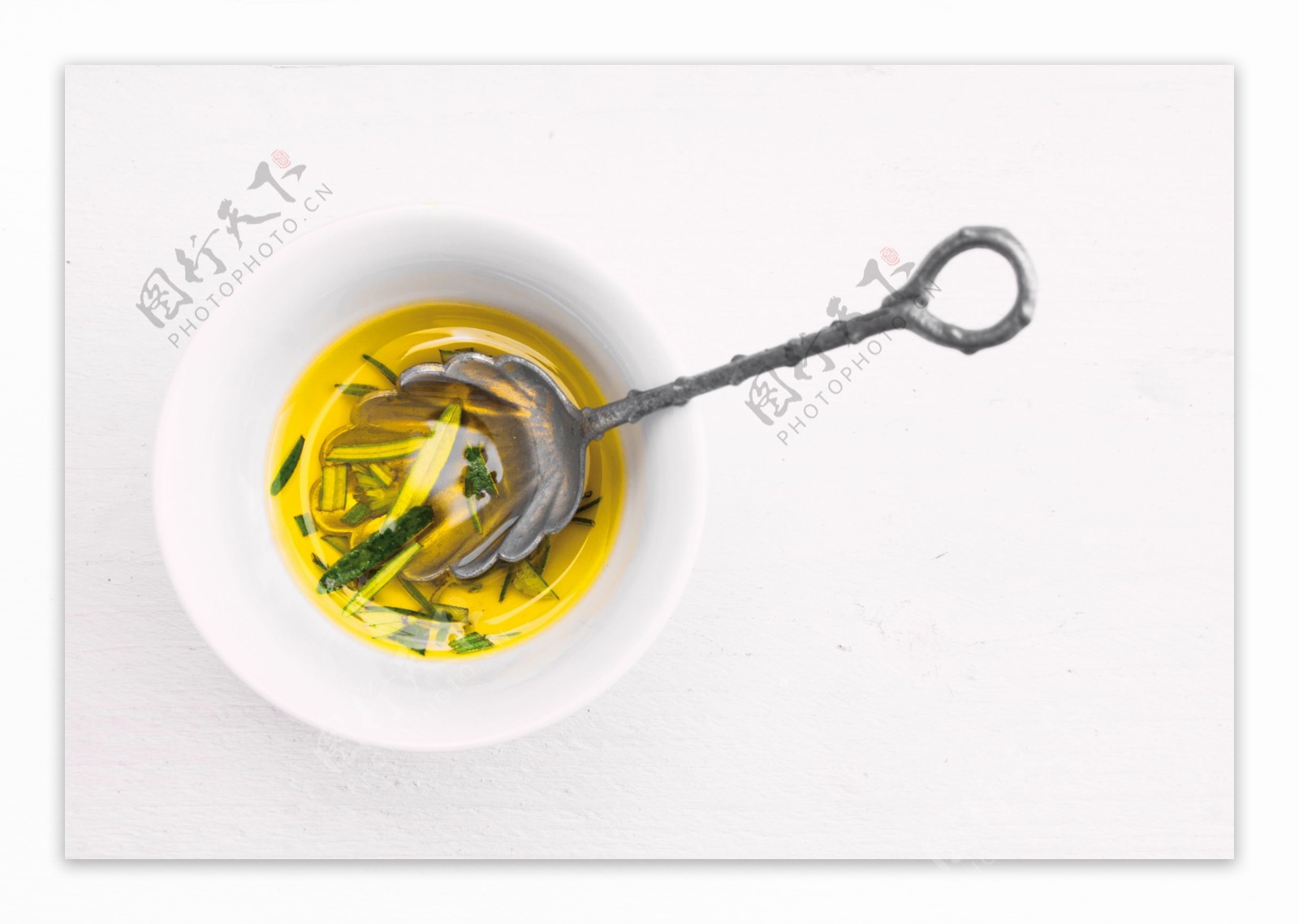 碗里的橄榄油勺子