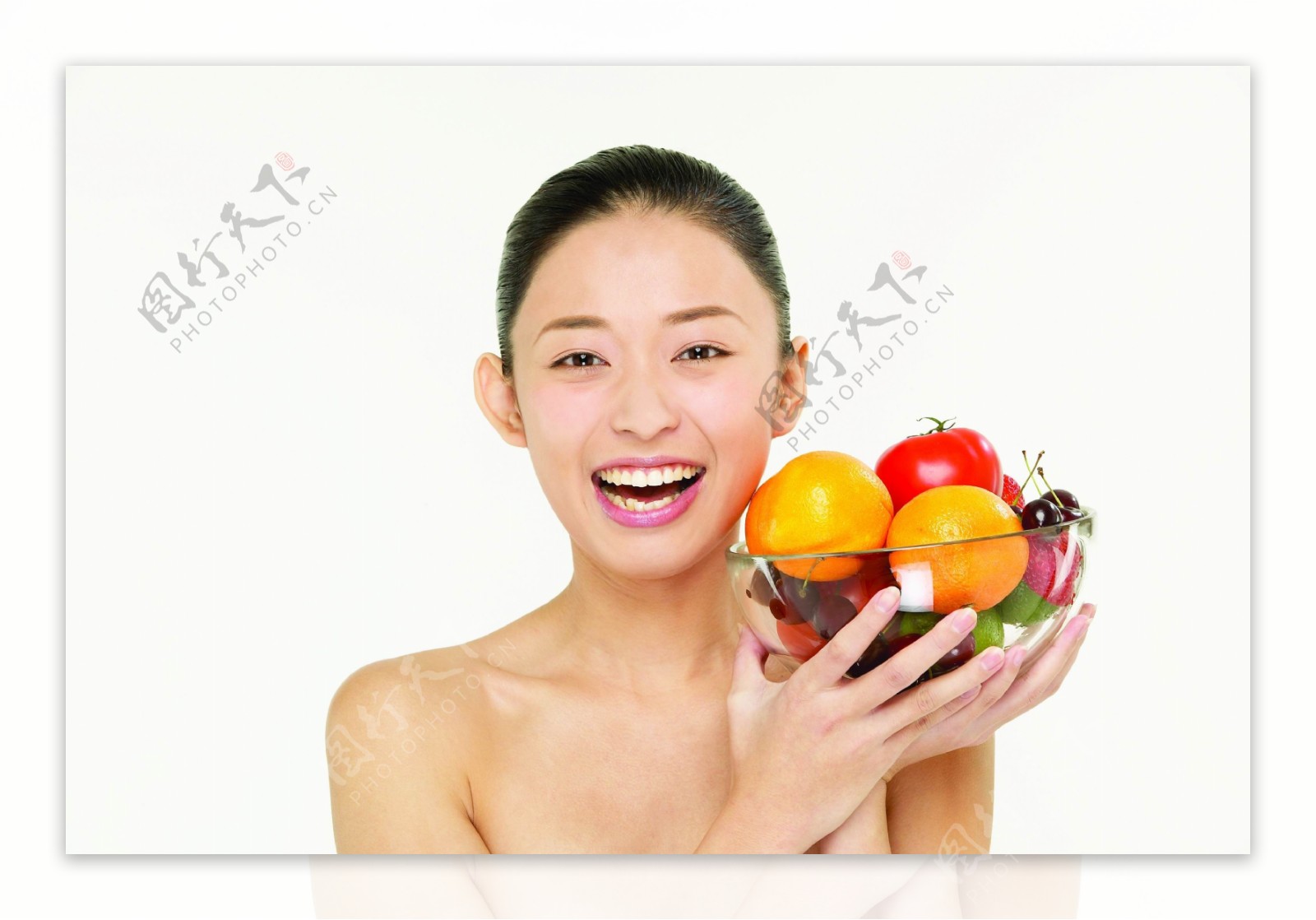 端着水果盘的健康美女图片