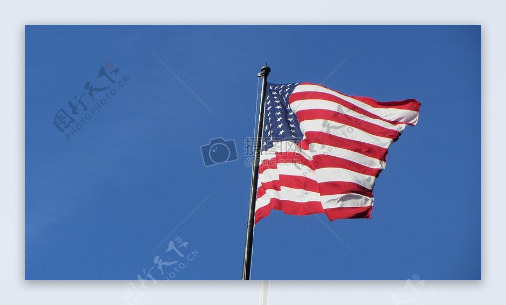 蓝天下的美国国旗