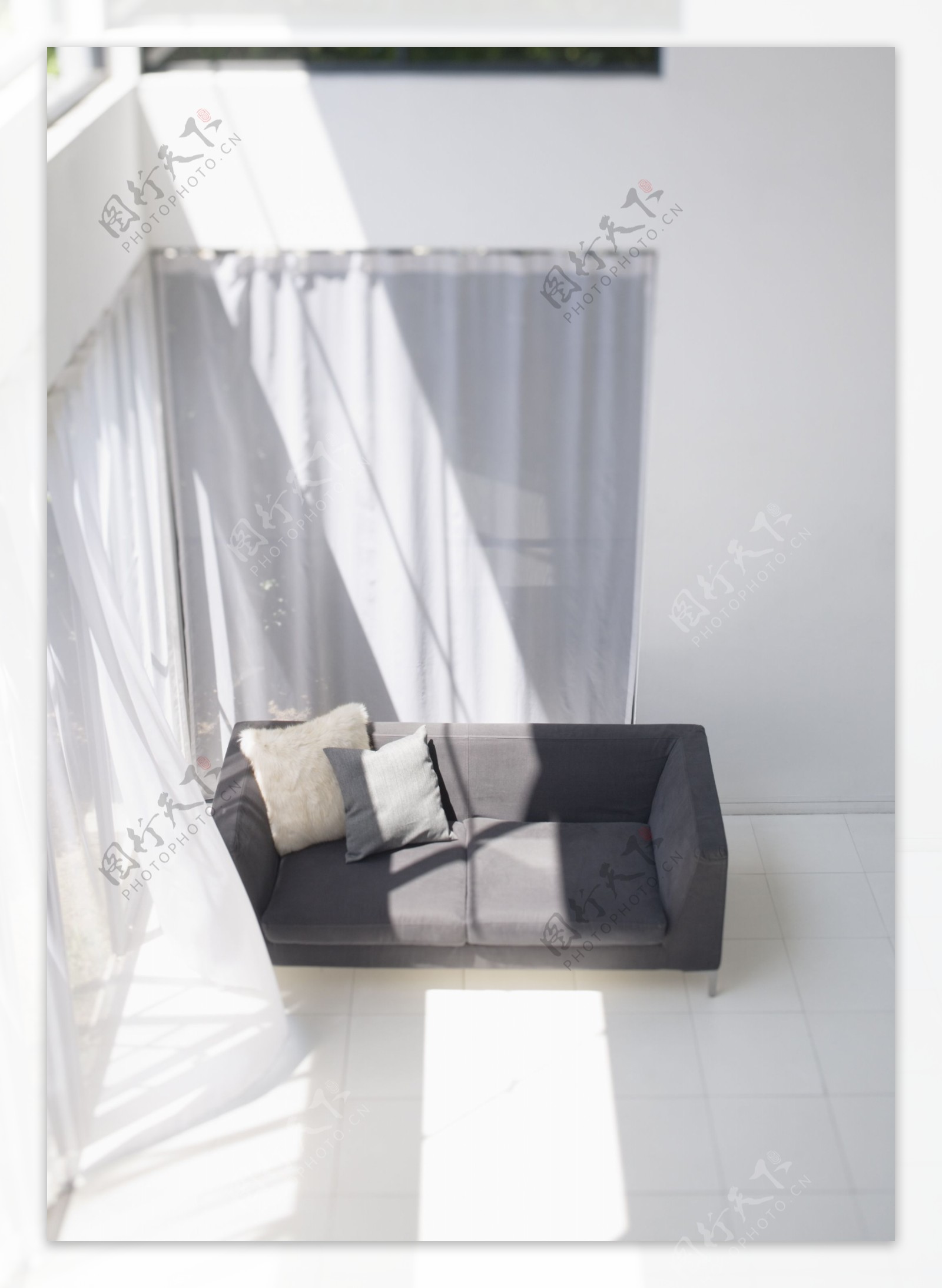 阳光窗帘沙发图片