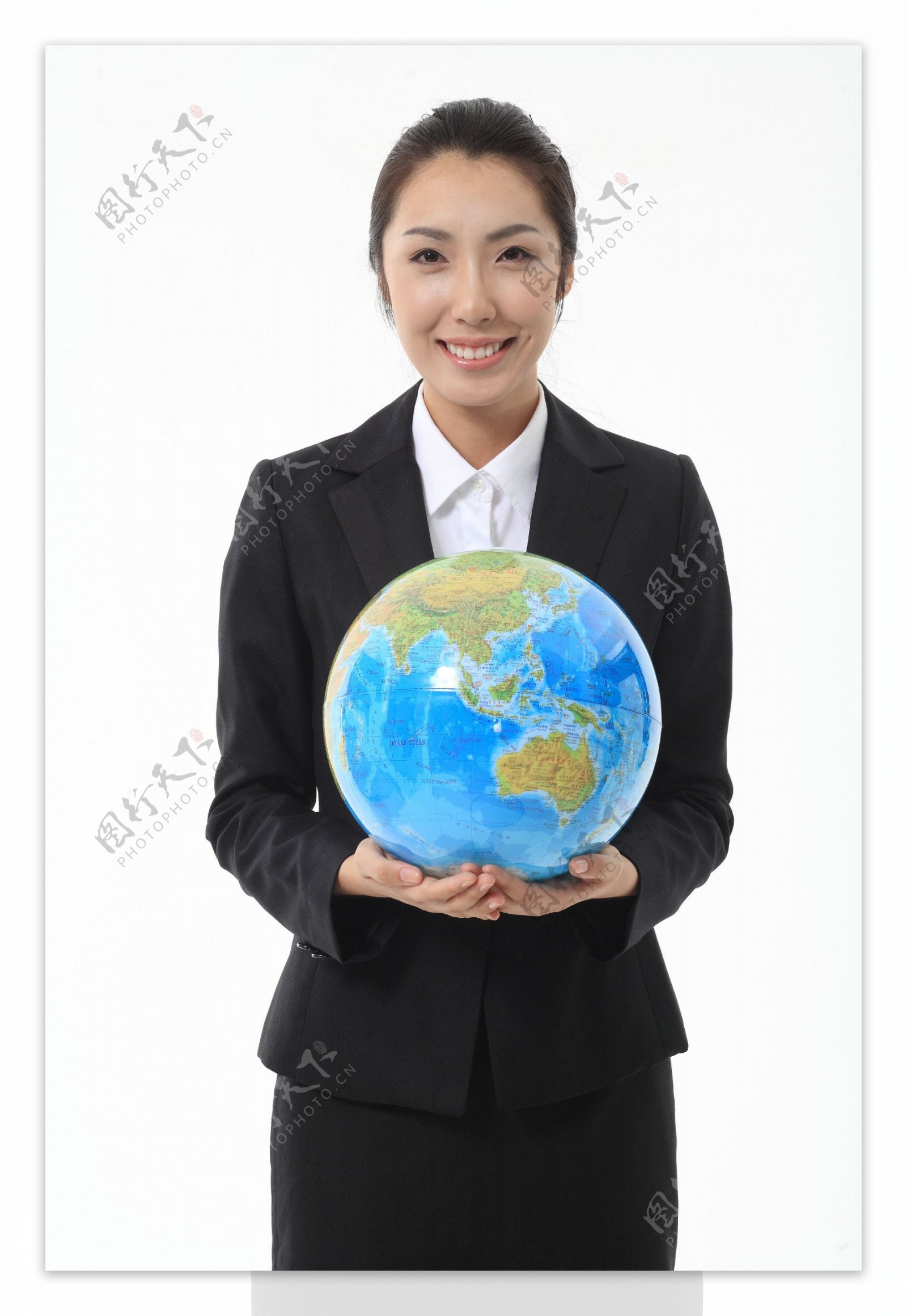 举着地球仪的职业女性图片