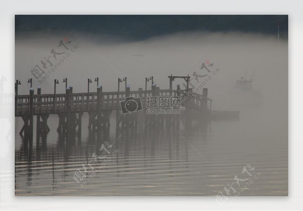 灰色薄雾下的海港