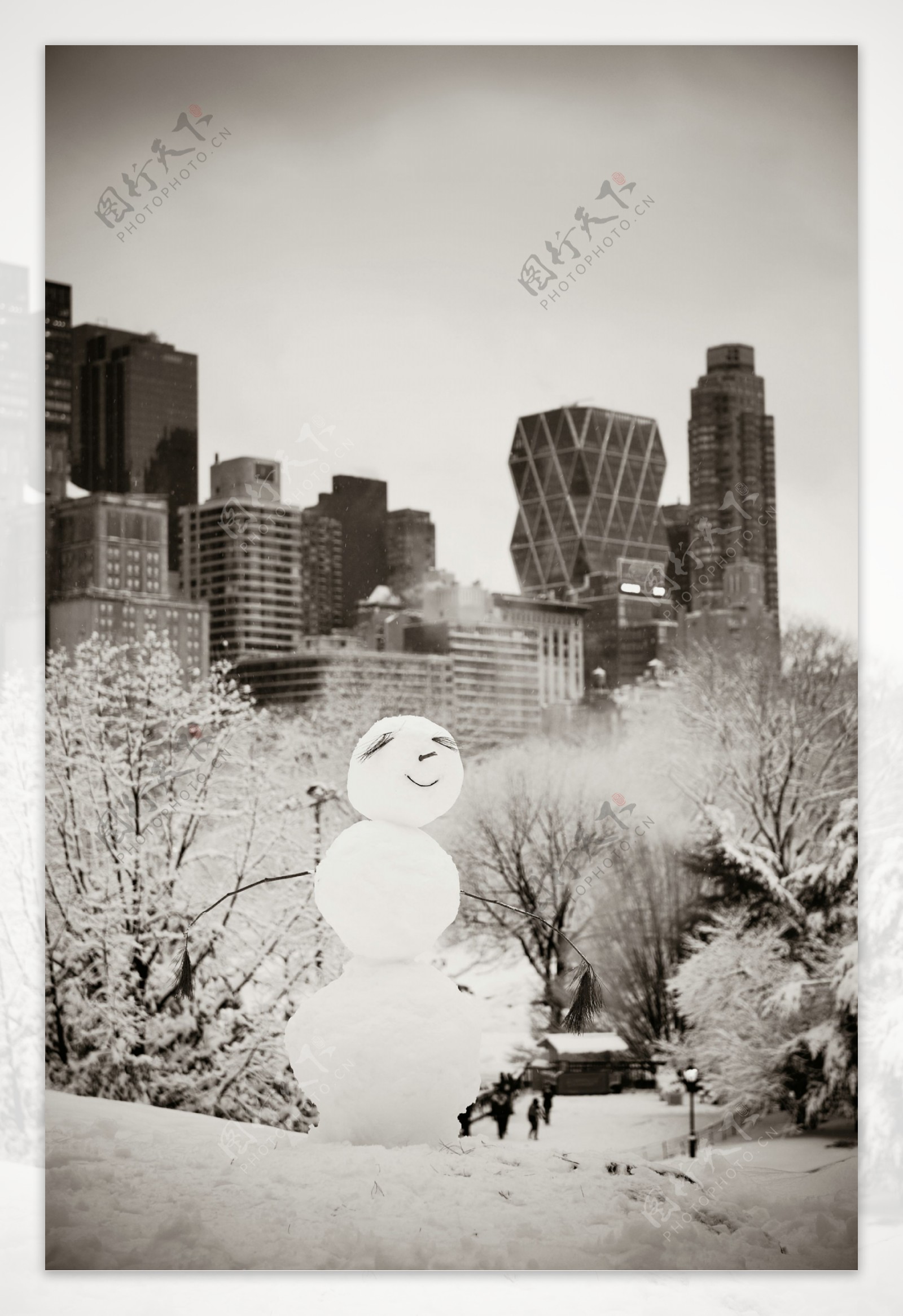 城市风景与雪人图片