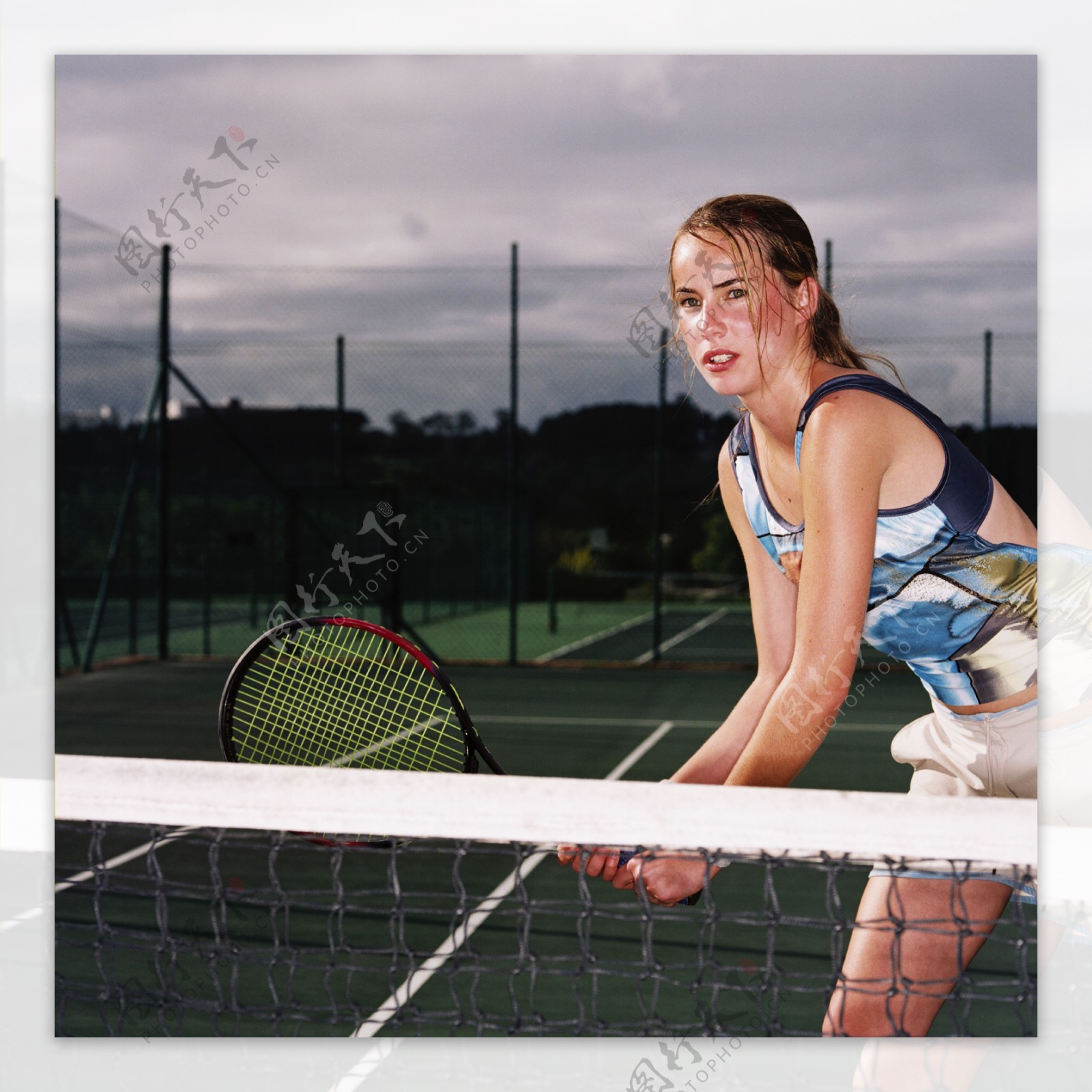 打网球的女运动员图片