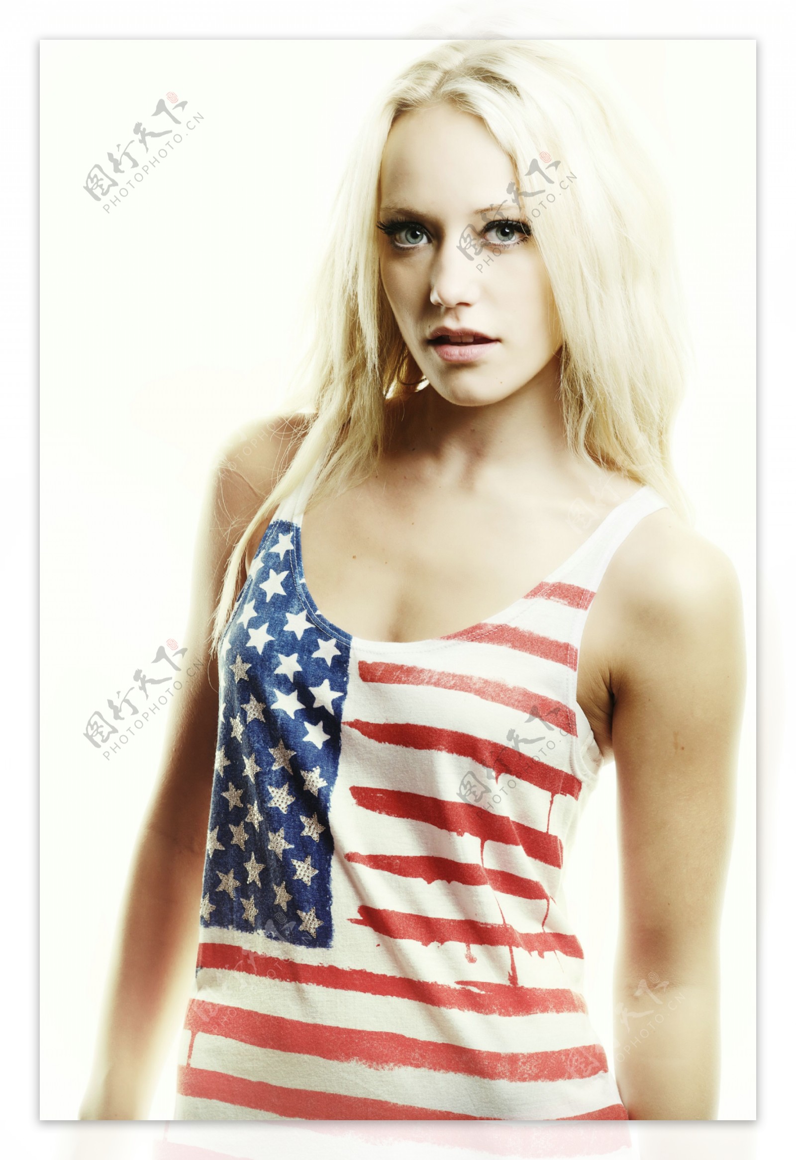 穿美国国旗T恤的性感美女图片