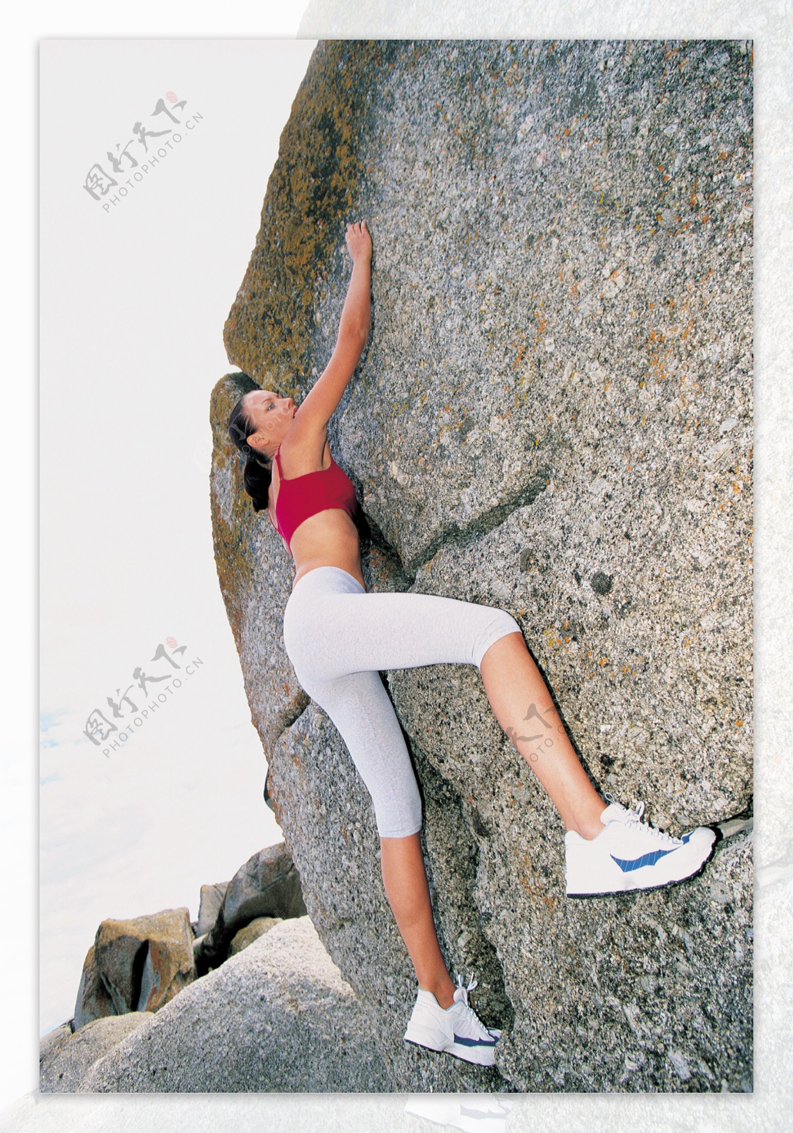 攀岩的时尚美女图片