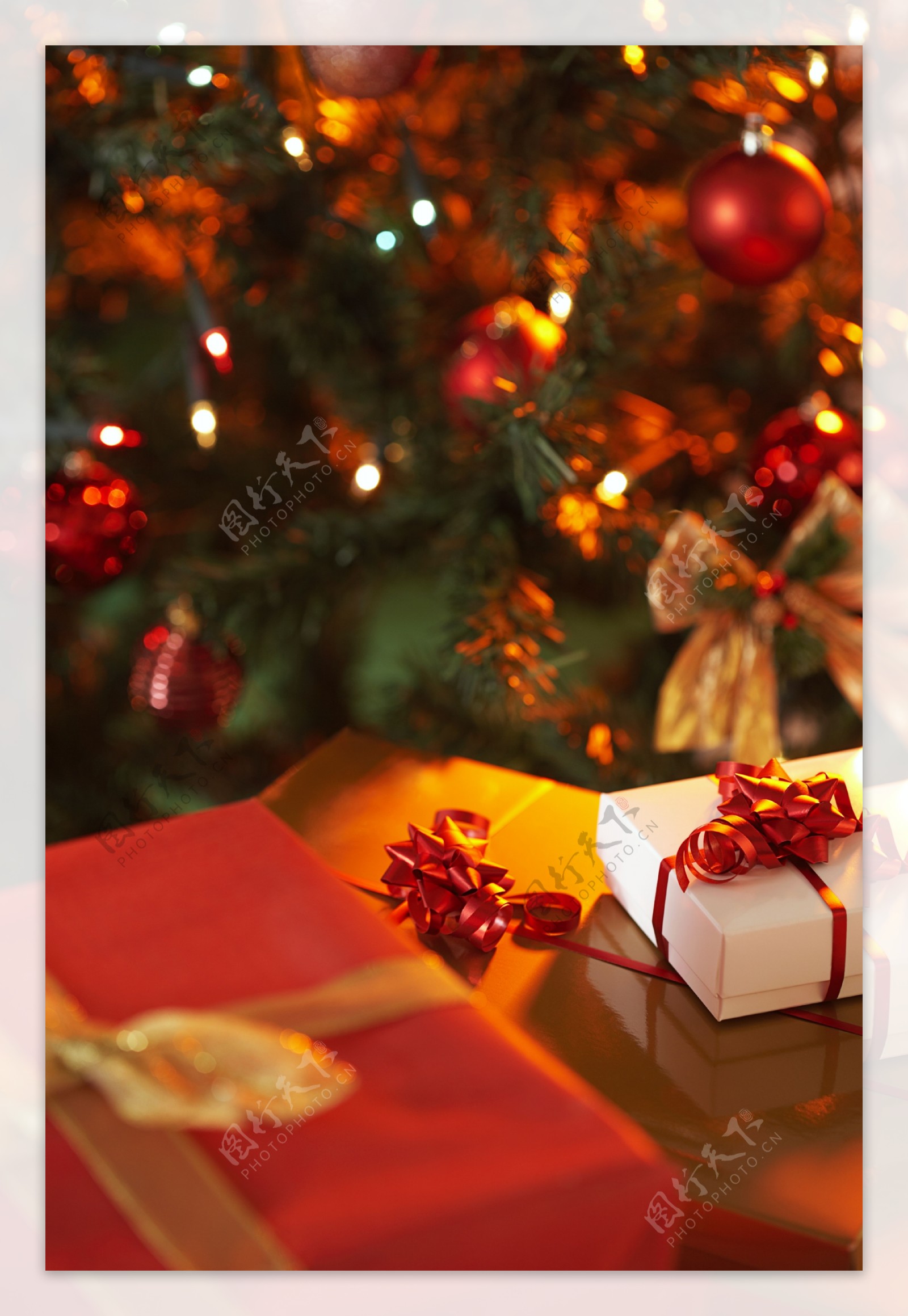 礼物与圣诞球图片