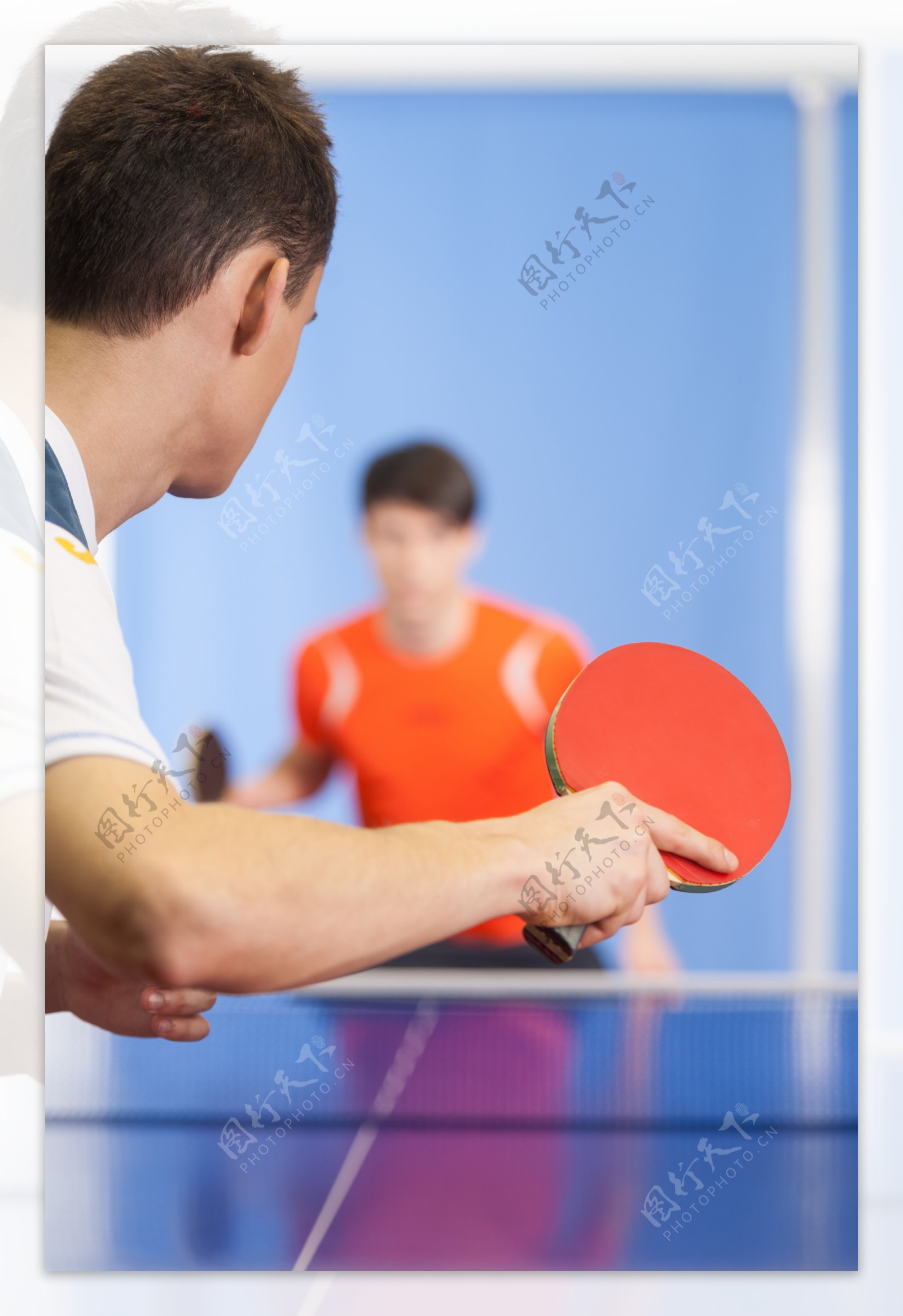 挥动乒乓球拍的手臂特写图片