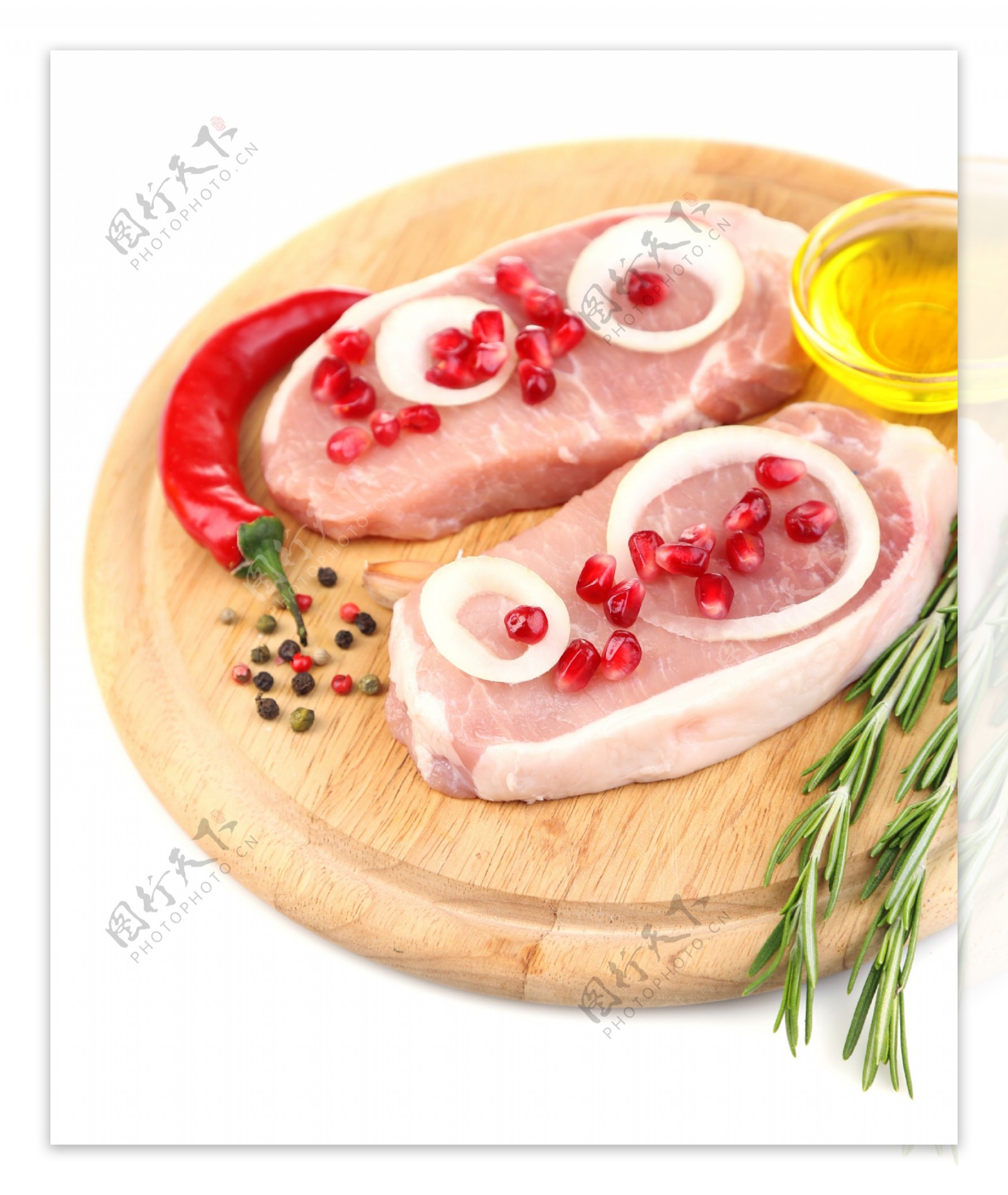 菜板上的肉和各种调料图片