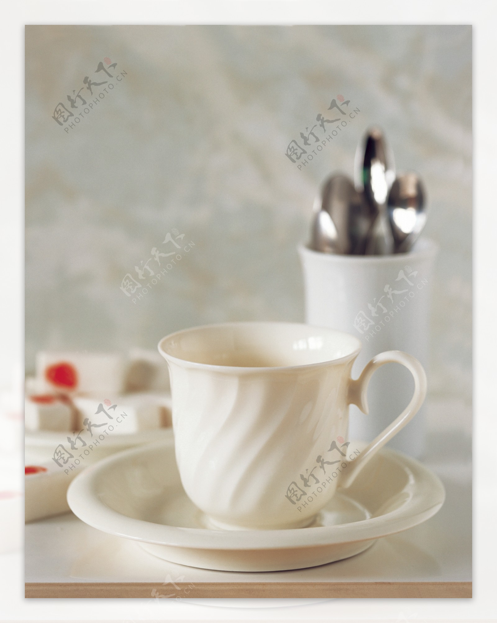 一套白色陶瓷茶具图片
