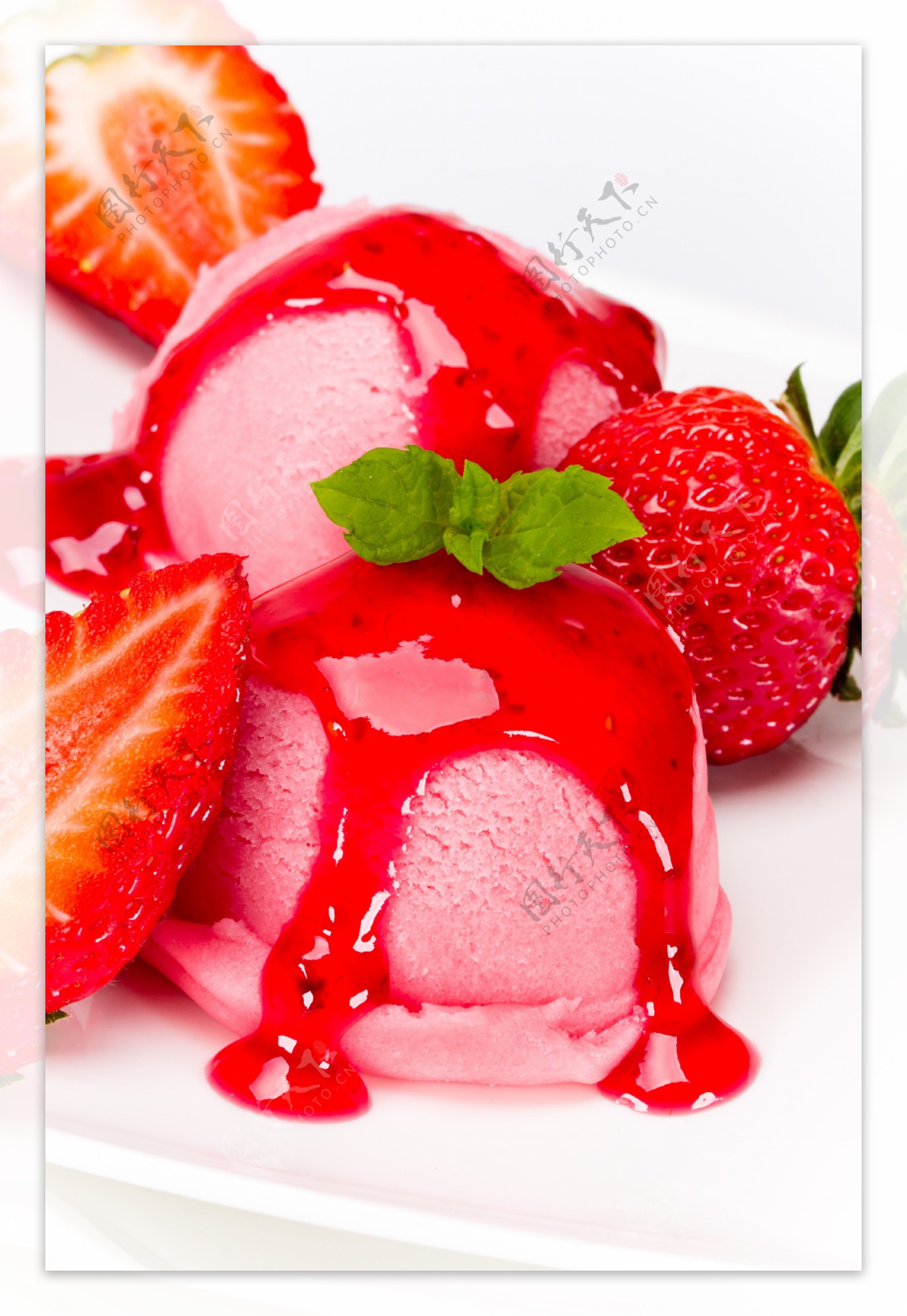 草莓果酱和冰激凌图片