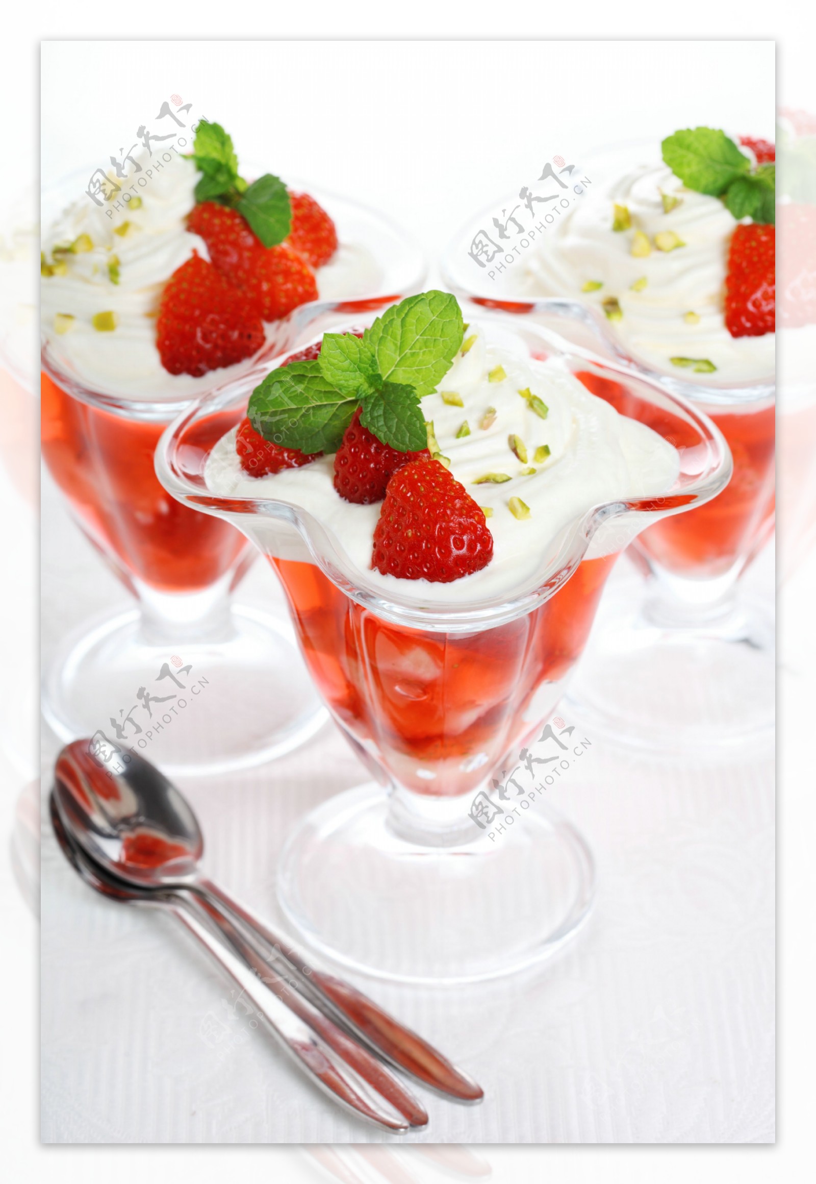 杯子中的草莓冰点图片