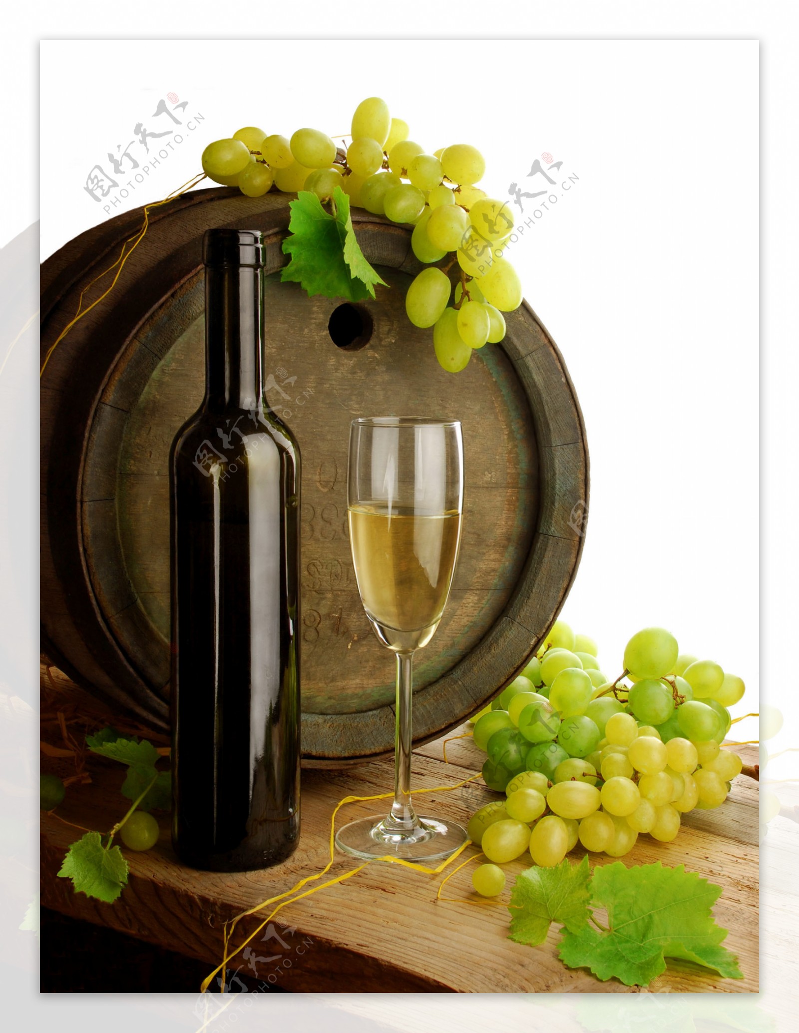 葡萄与酒桶图片