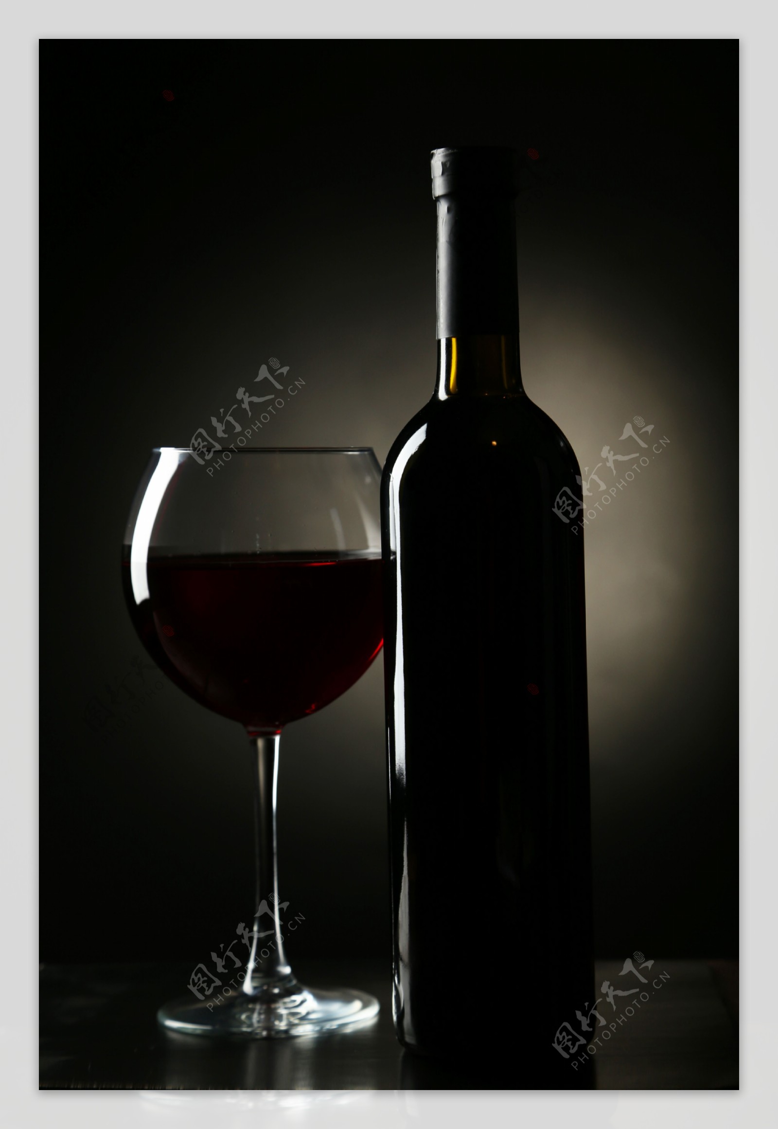 红酒与高脚杯图片