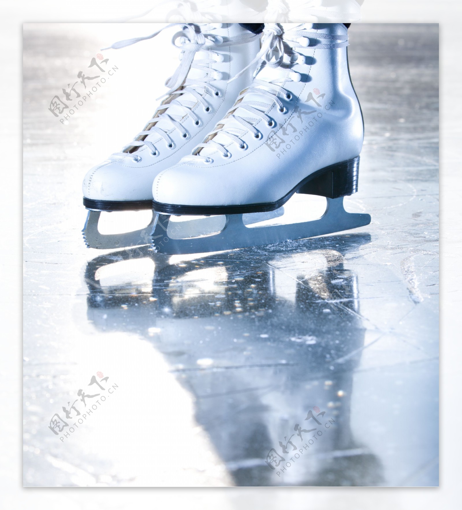 溜冰场上的溜冰鞋图片