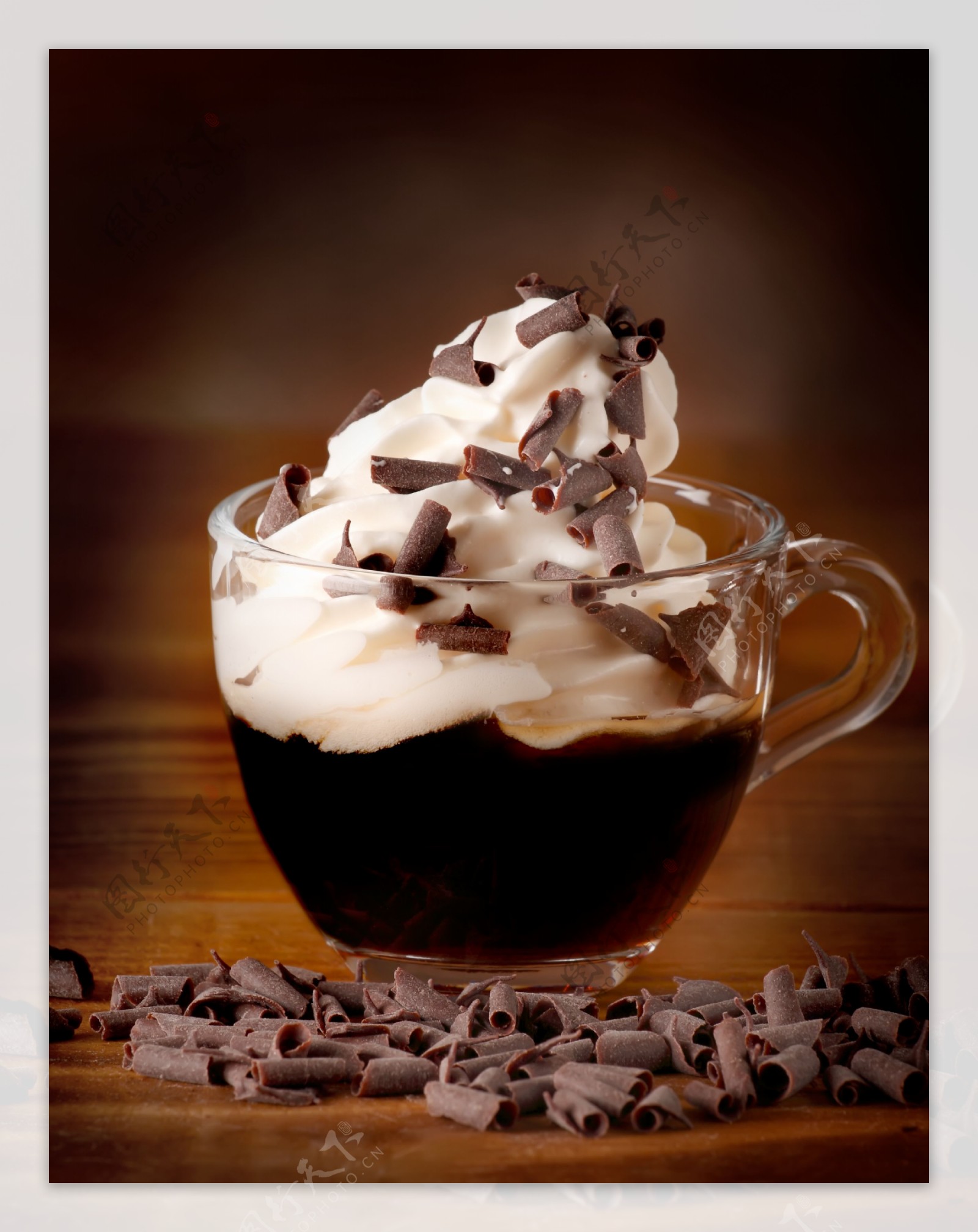 玻璃杯里的奶油巧克力雪糕图片