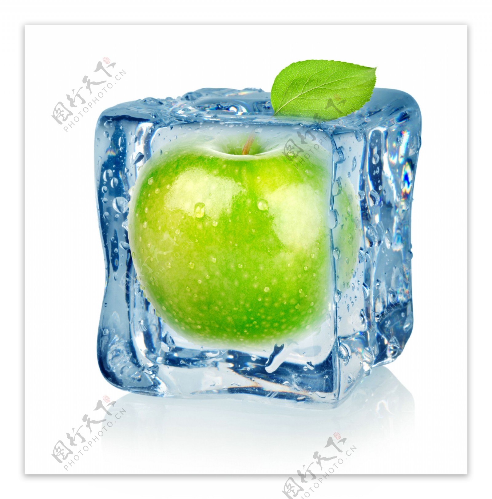 冻在冰里的新鲜苹果图片