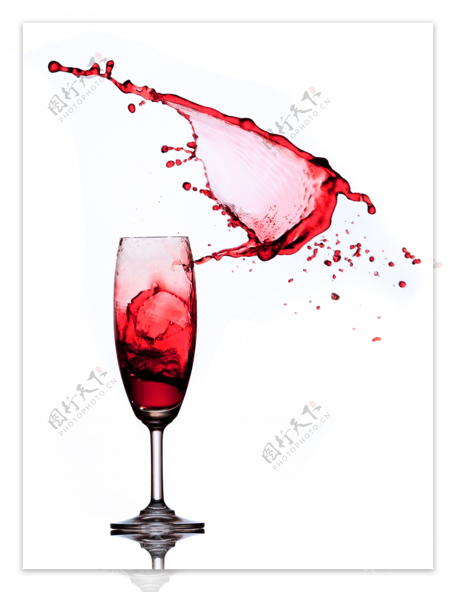 红色酒杯溅出的水花图片