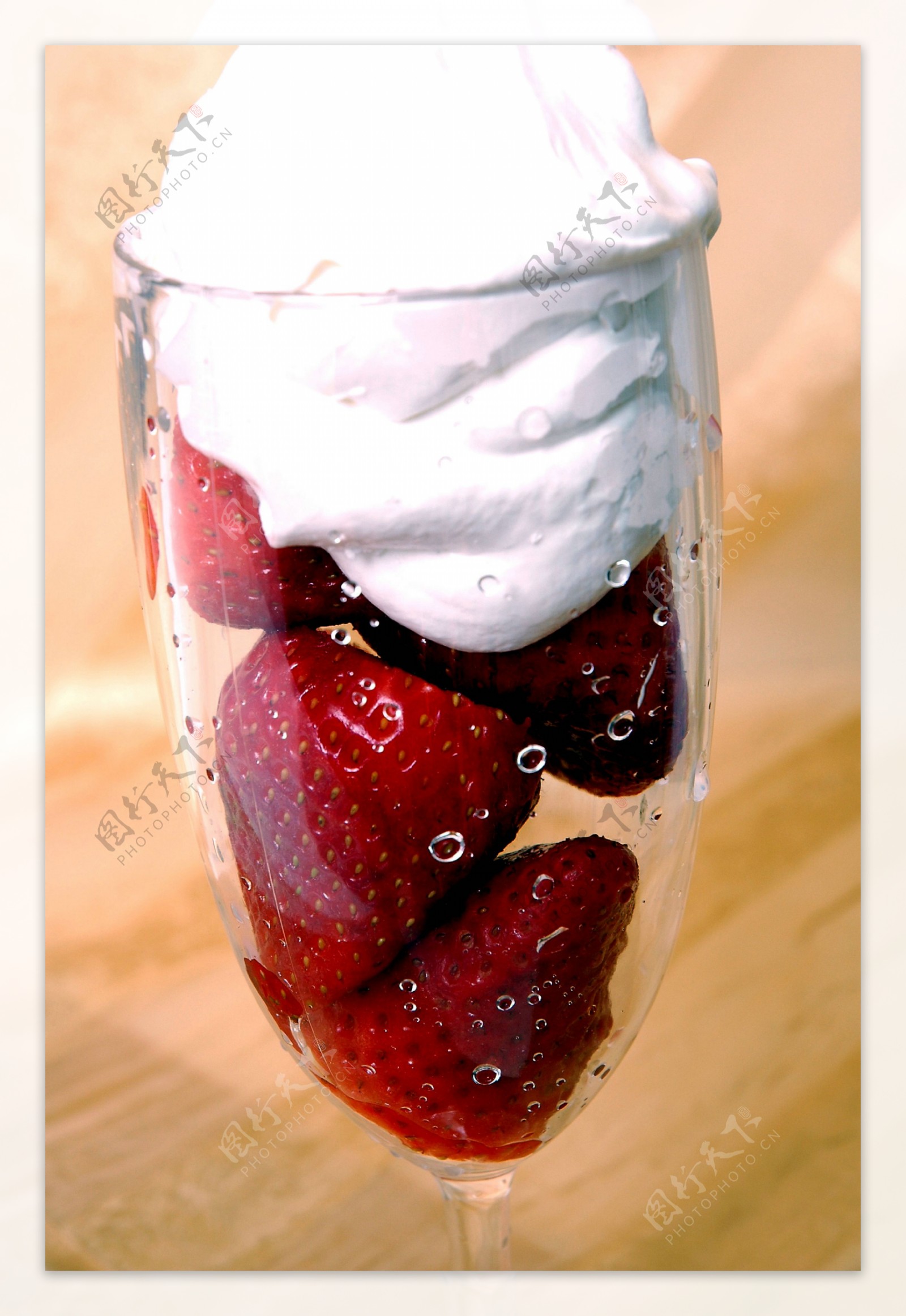杯子里的草莓摄影图片