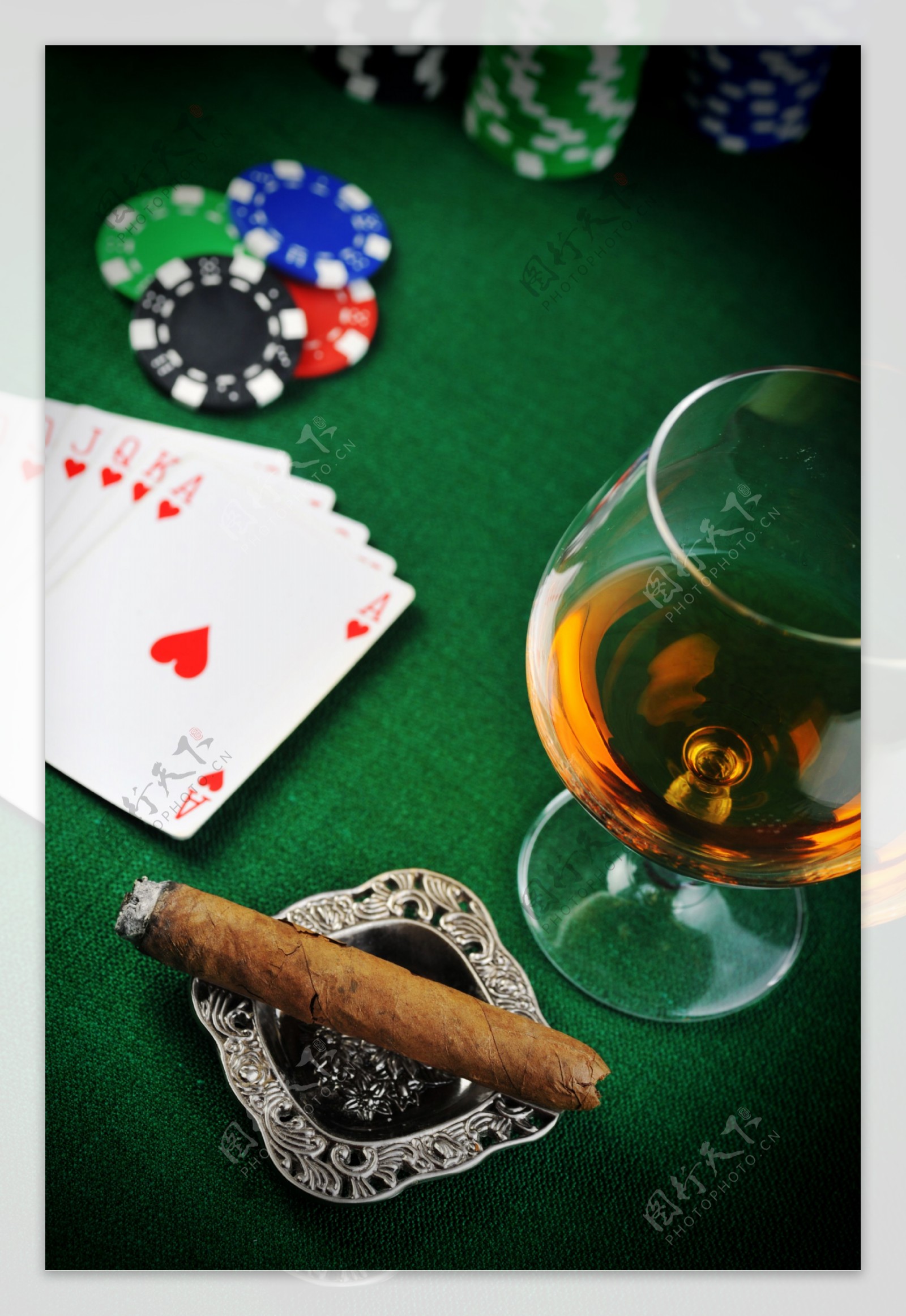 雪茄与美酒扑克图片