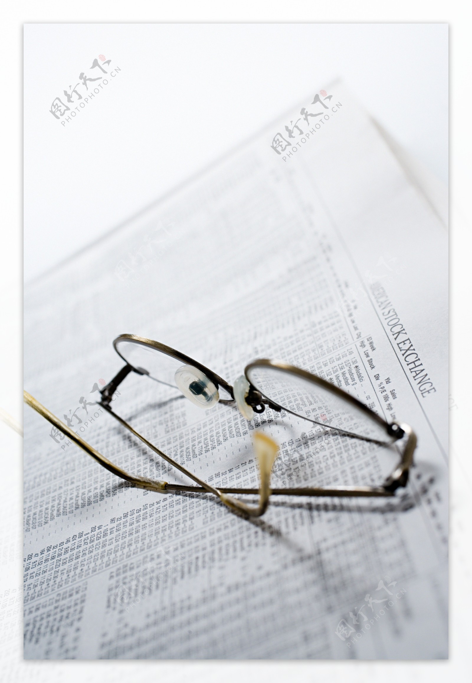 眼镜和书籍图片