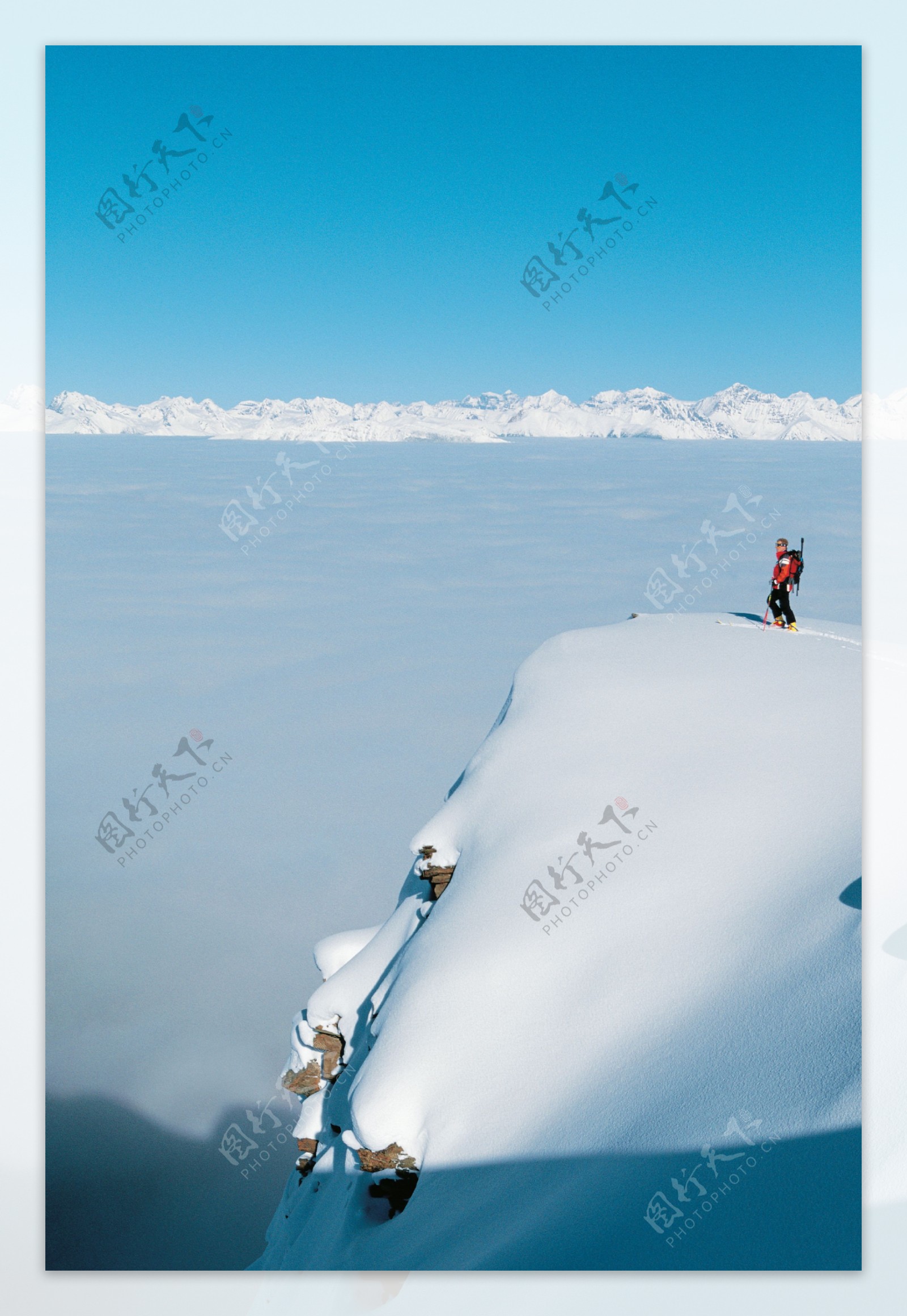 雪山上的登山运动员高清图片