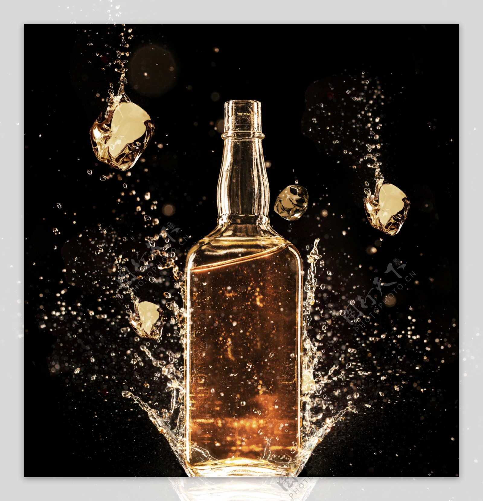冰块水花与威士忌酒图片