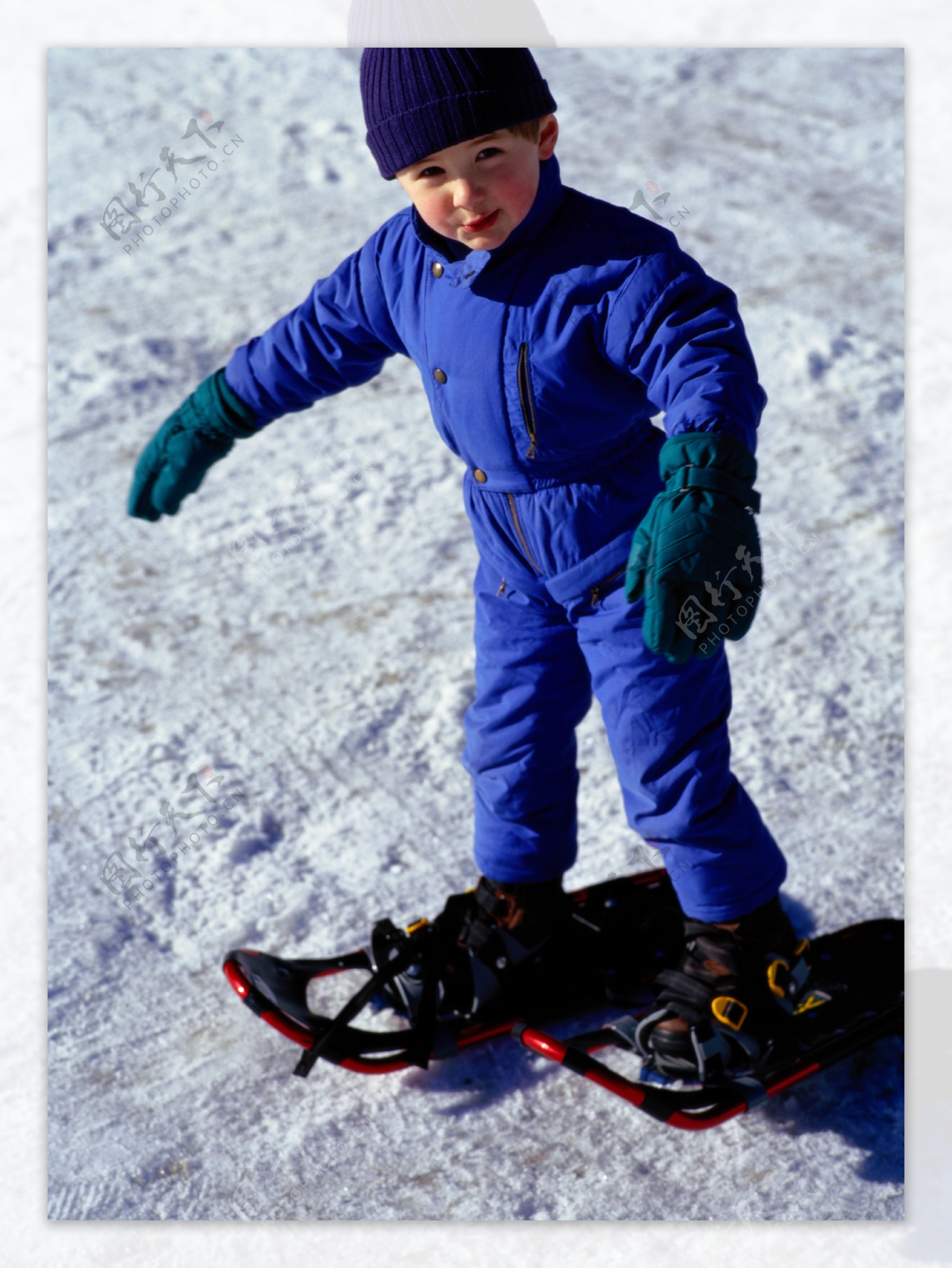 正在滑雪的小男孩