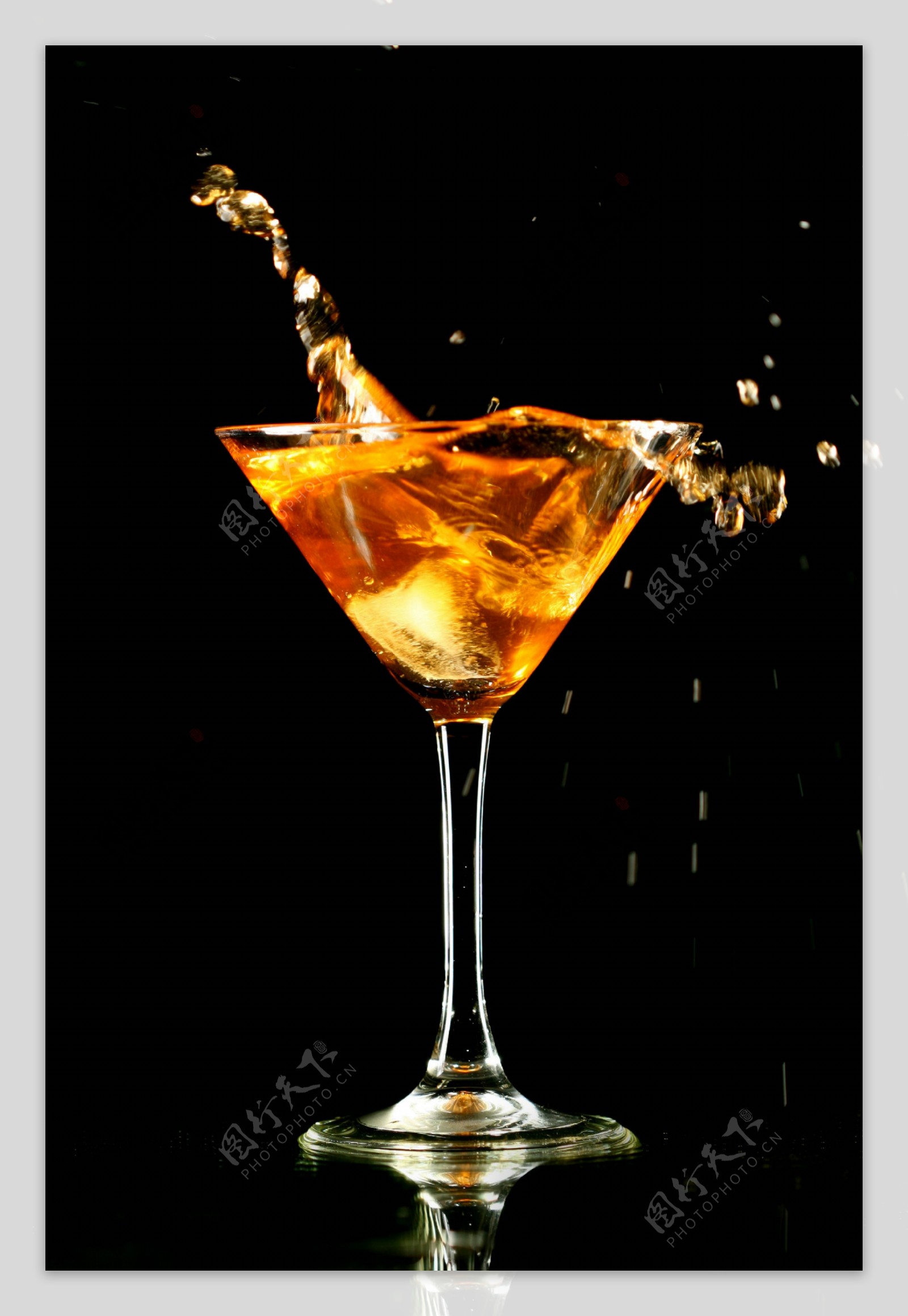 橙黄马提尼酒摄影图图片