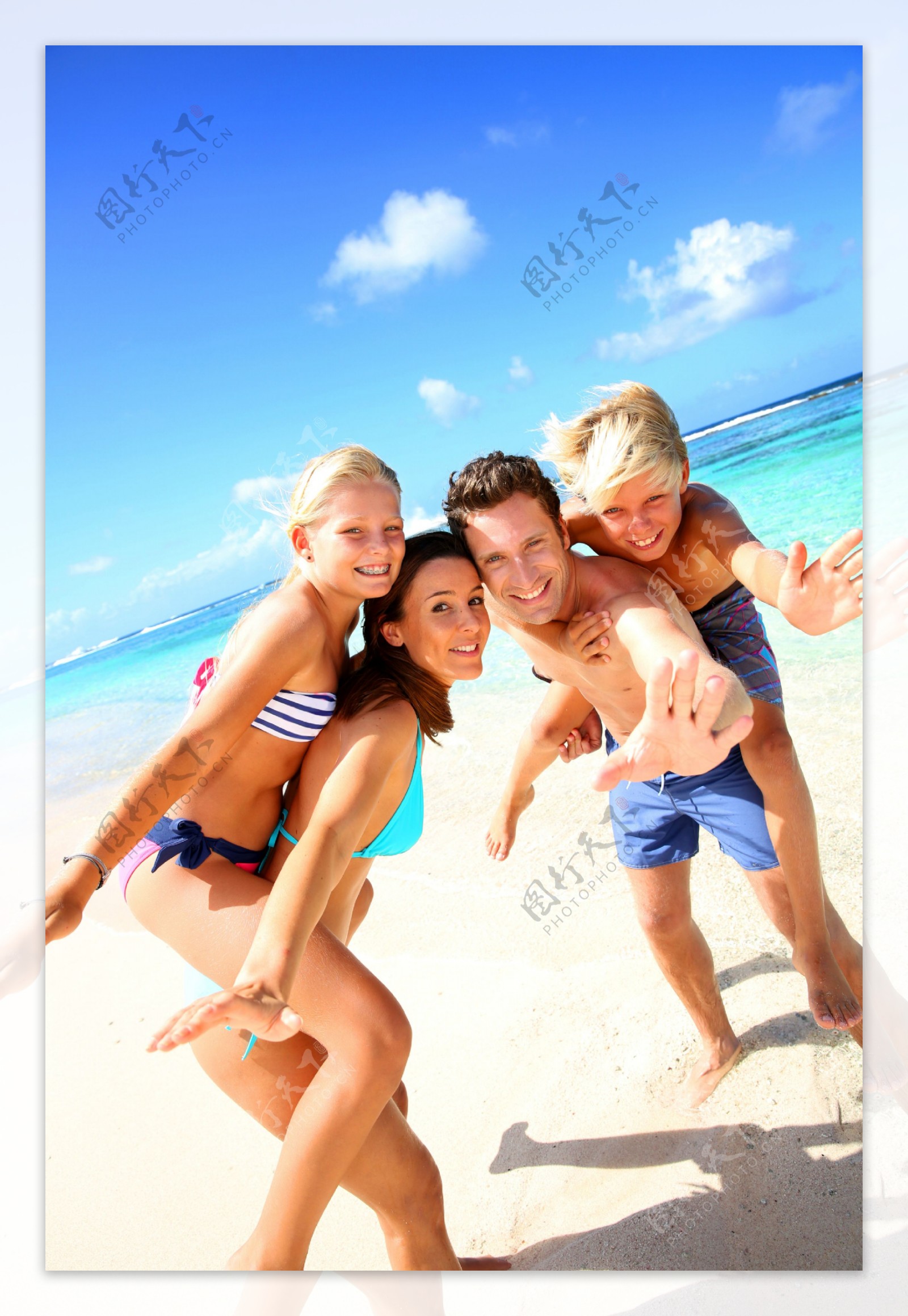 沙滩旅游的家庭人物摄影图片