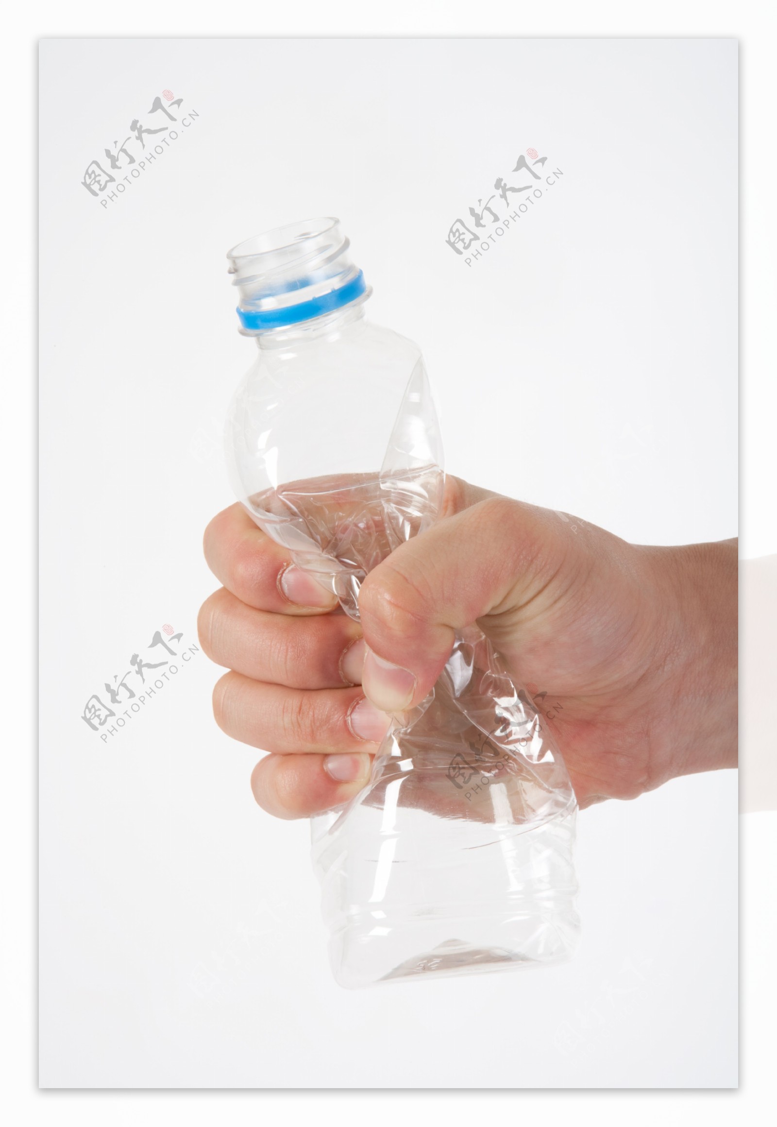 用手捏变形的矿泉水水瓶图片