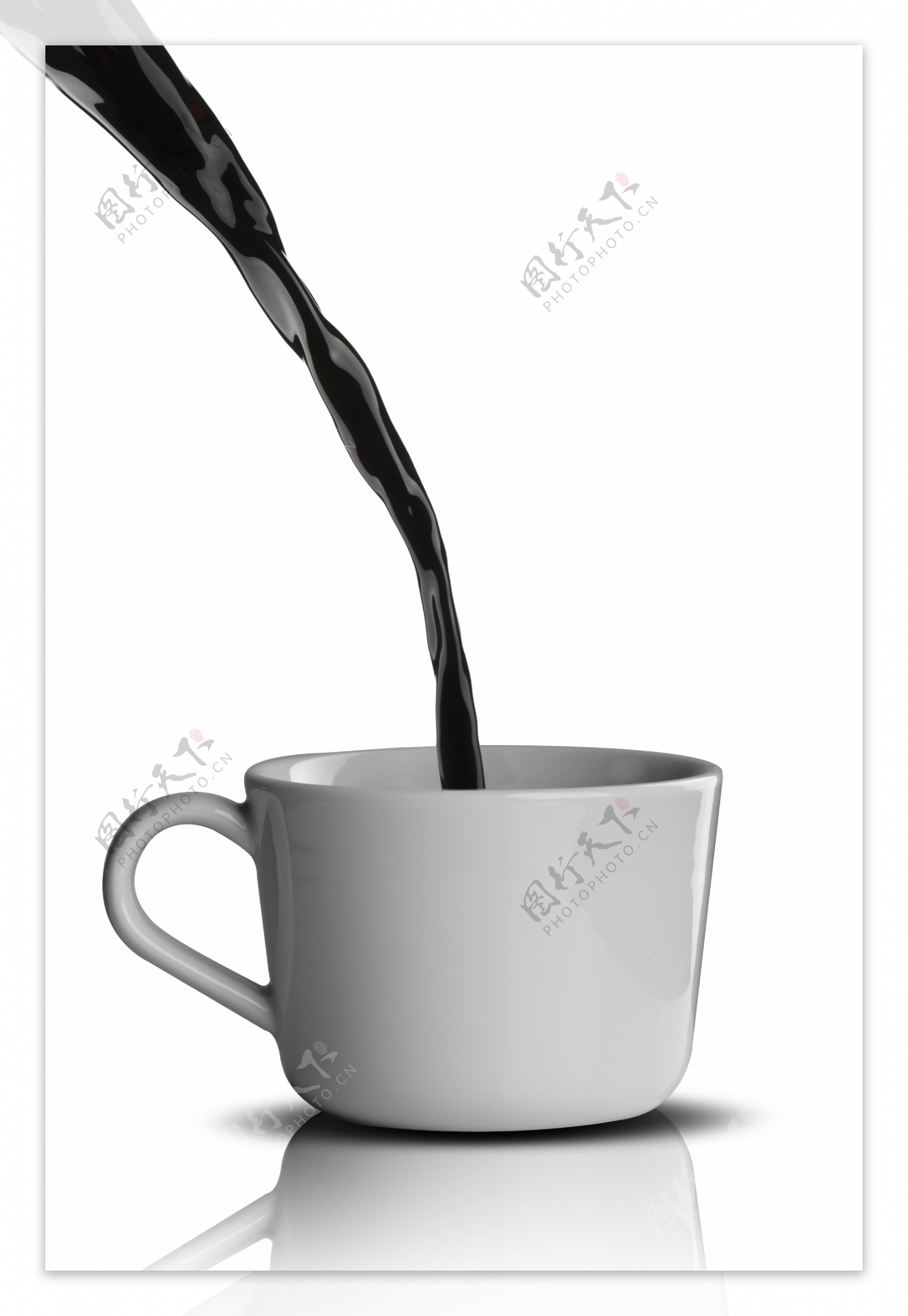 白色杯子和咖啡液体图片