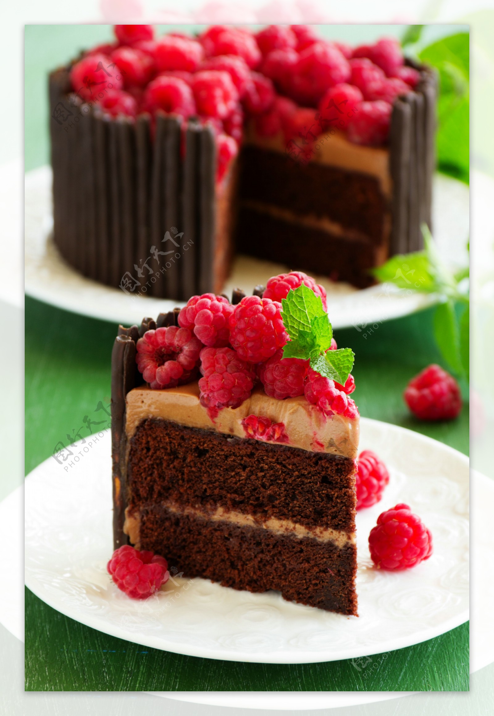 树莓巧克力蛋糕摄影图片