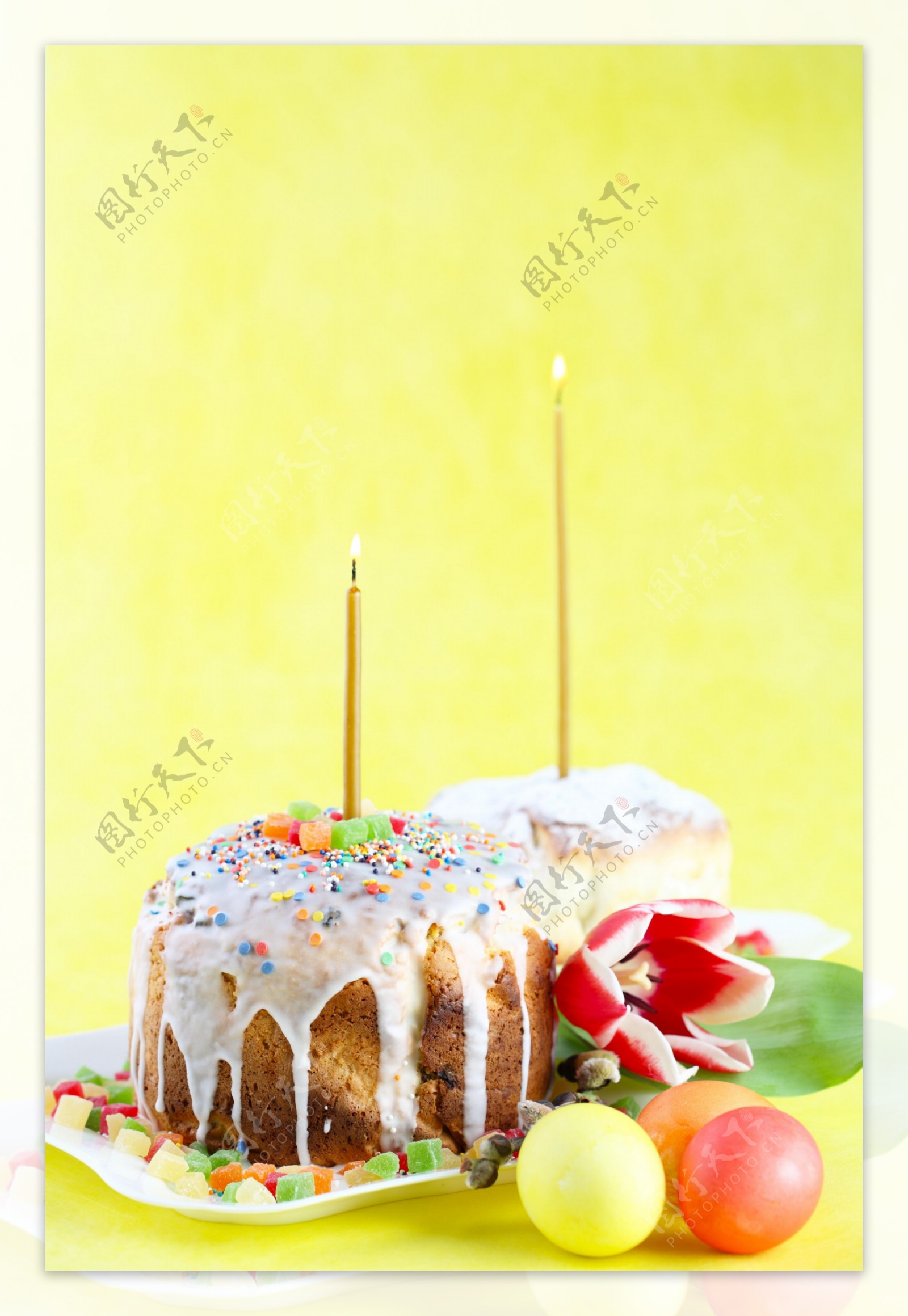 点蜡烛的蛋糕与彩蛋图片